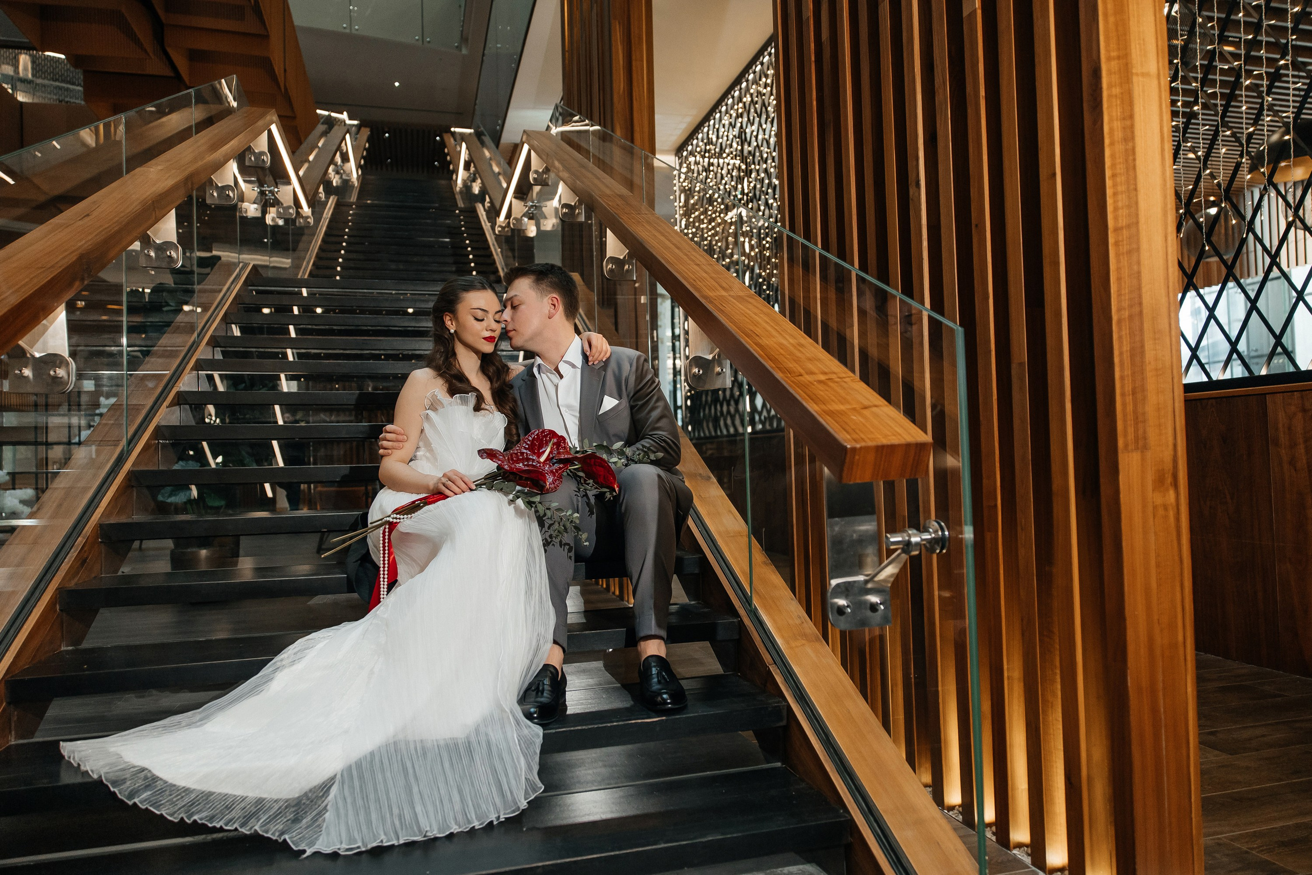 Свадебная фотосессия на лестнице отеля Рэдиссон Блу Олимпийский в Москве