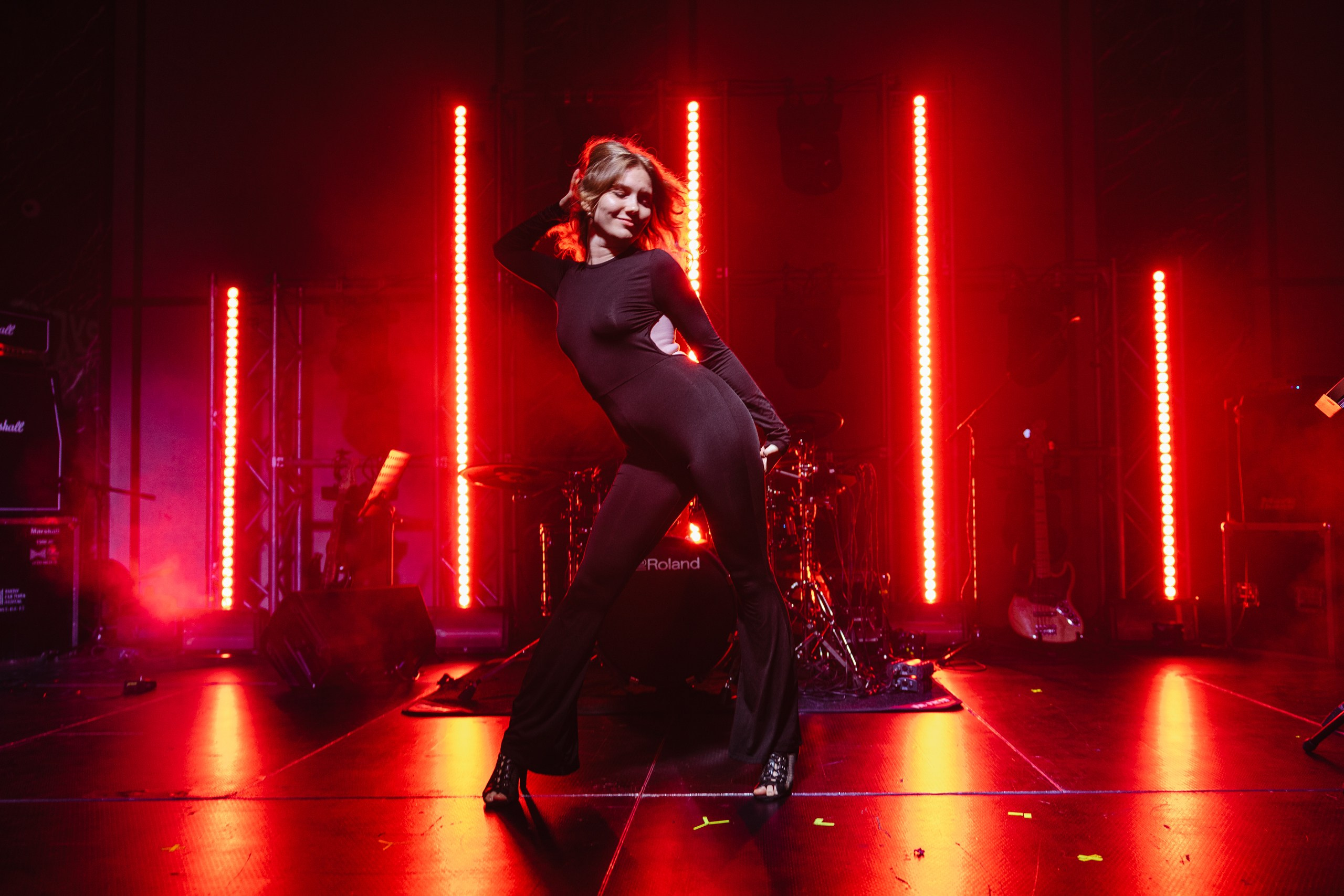 Здравствуйте! Я свадебный фотограф из Ульяновска, работаю в том числе по всей России и с выездом за границу. Снимаю свадьбы, lovestory, корпоративы, светский репортаж. Провожу обучение по фотографии, мастер-классы и воркшопы для других фотографов.