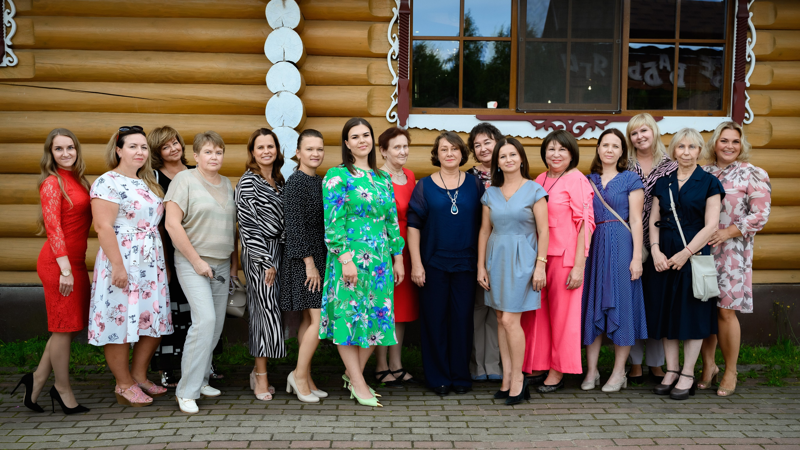 Индивидуальные и общие фото с корпоратива с обработкой и ретушью.