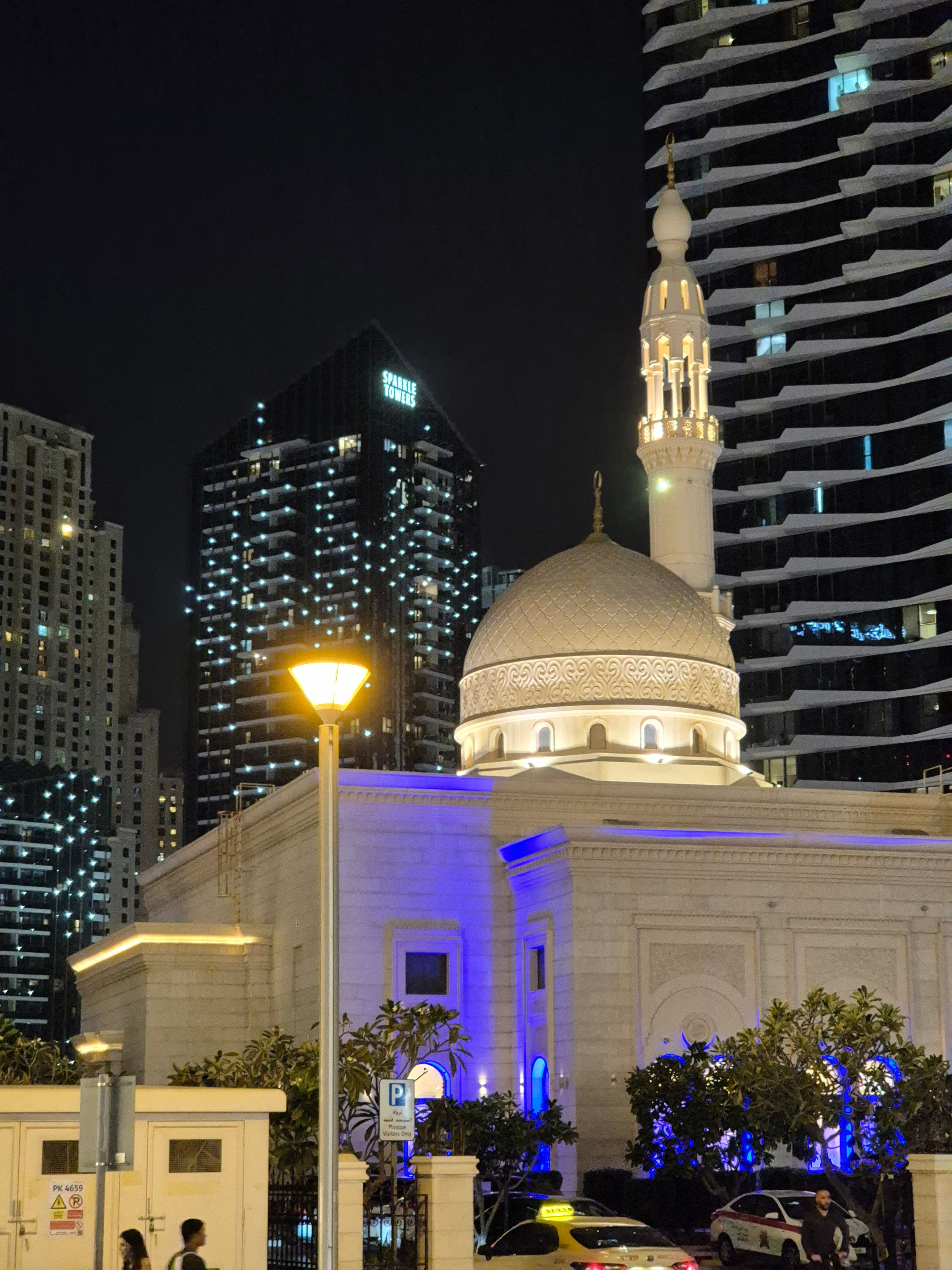 Рядом с небоскребами - уютная мечеть. На вершине вместо полумесяца - кольцо. Почитали, оказывается в Азии на шпиль ставят полумесяц или полную луну в зависимости от того, в какой фазе была Луна при завершении строительства мечети