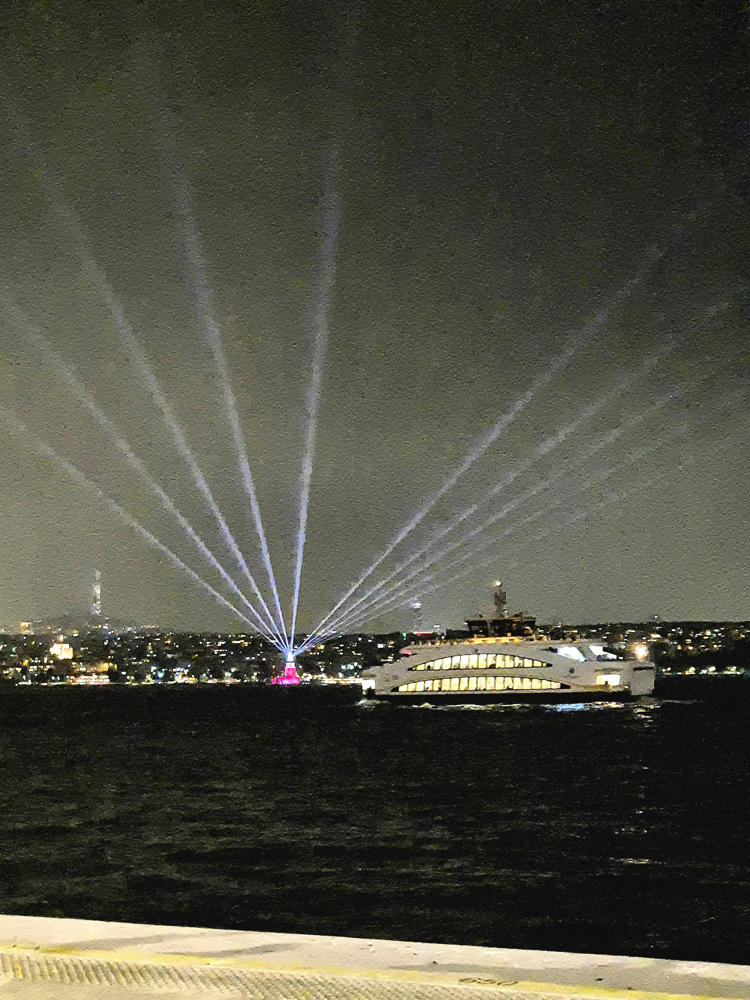 Лазерное шоу на Девичьей башне. Галатская и Девичья башни перемигиваются через Босфор лучами лазеров