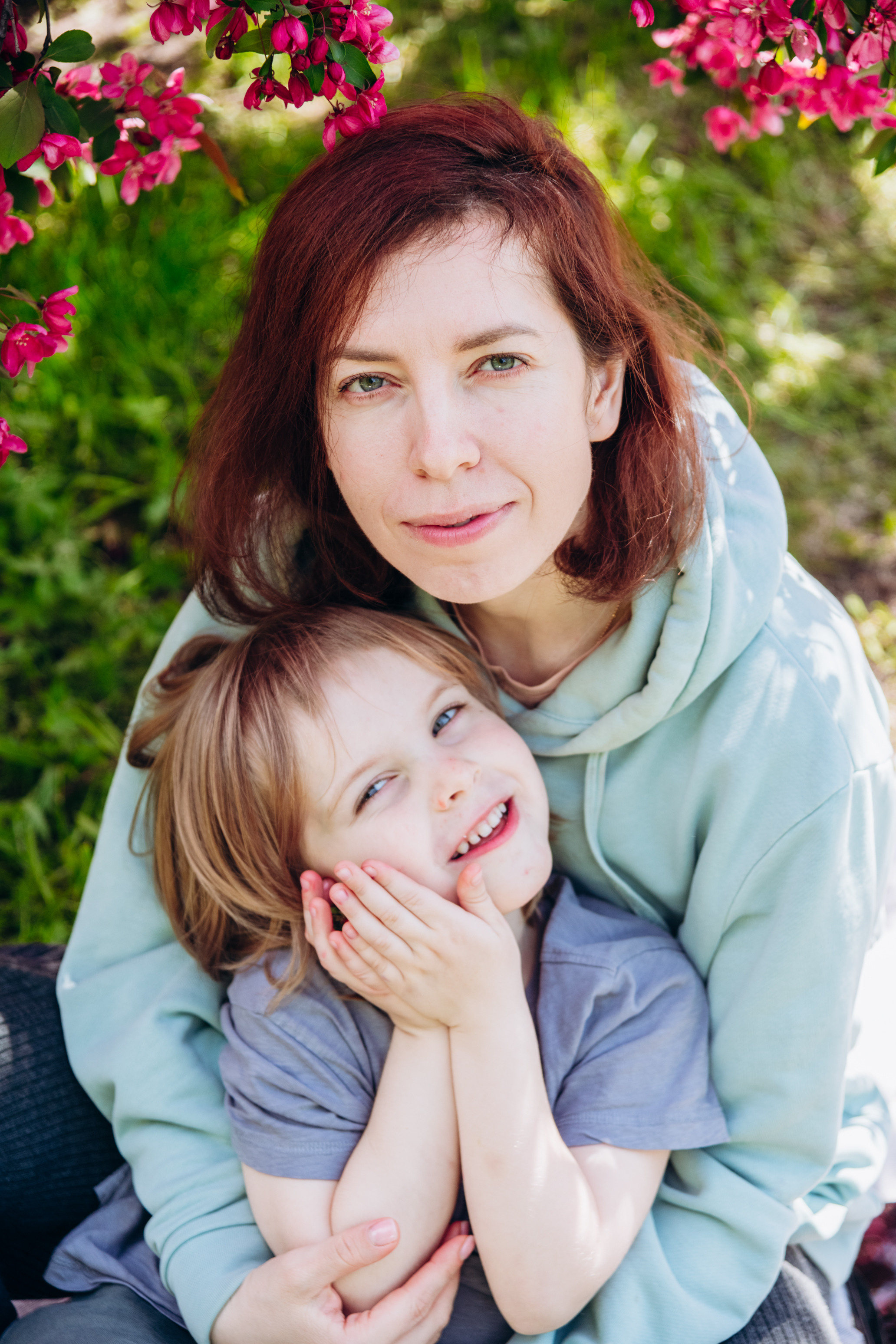 Лиза и Вера в розовом цветении. Фотограф в Москве и Московской области