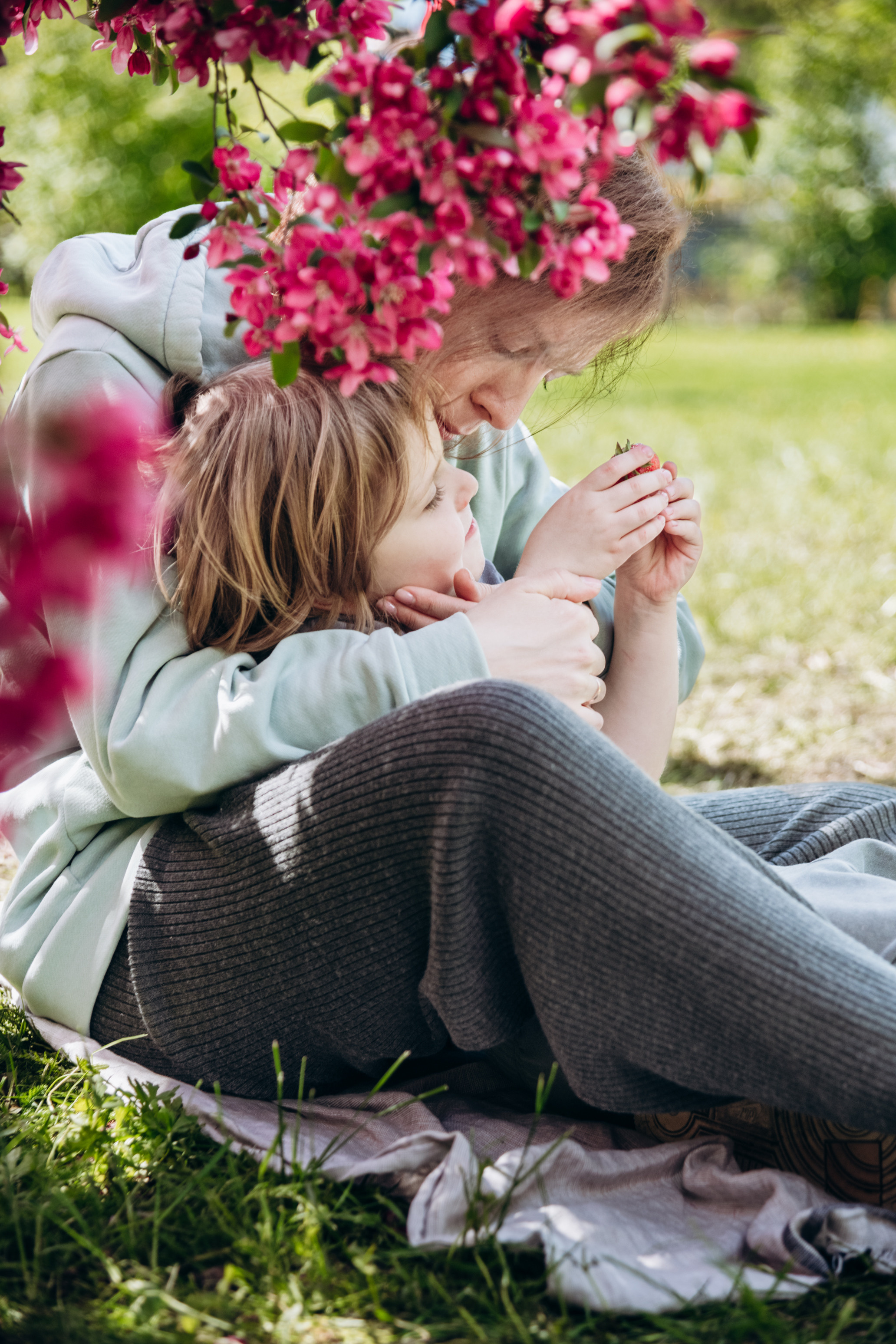 Лиза и Вера в розовом цветении. Фотограф в Москве и Московской области