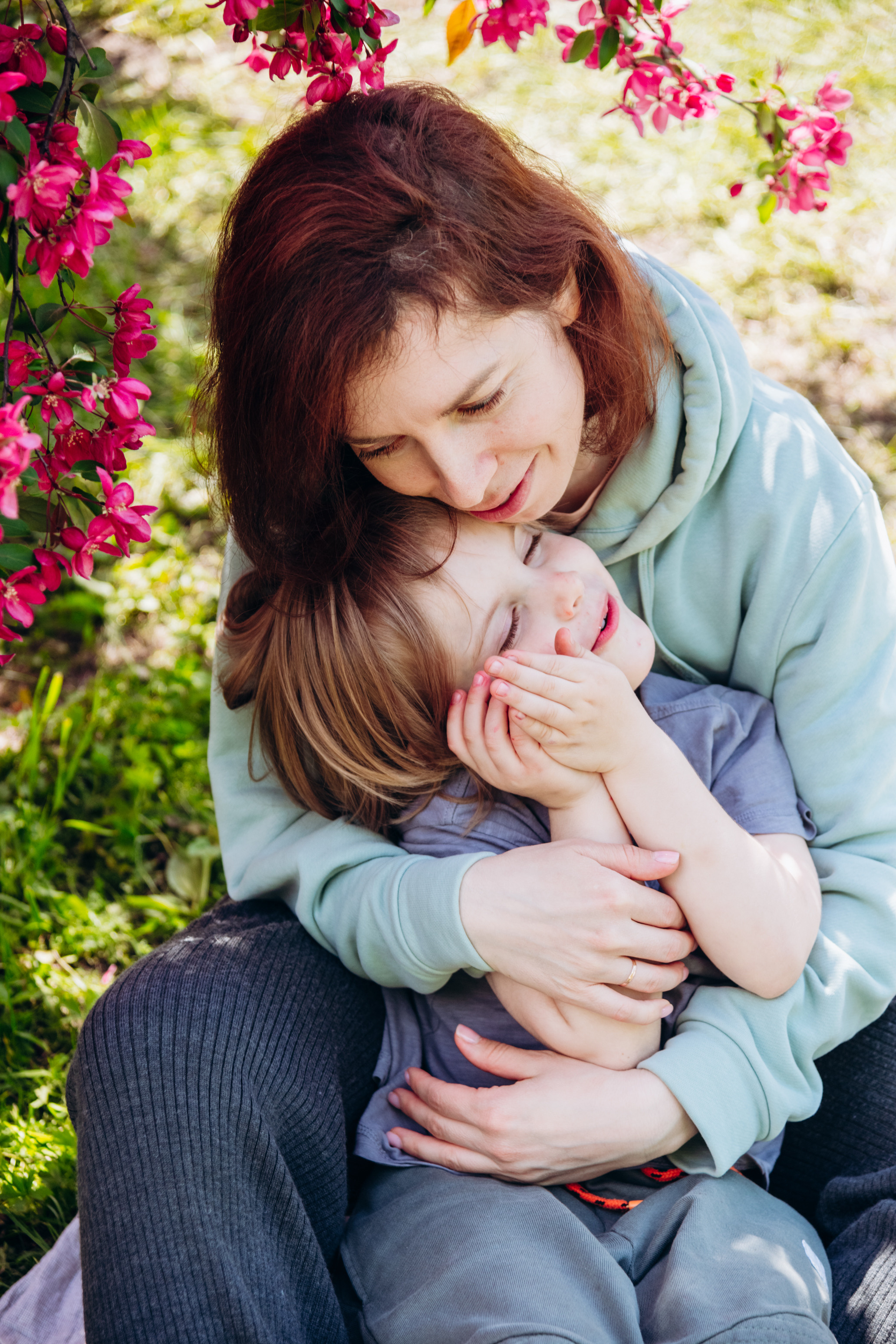 Лиза и Вера в розовом цветении. Фотограф в Москве и Московской области
