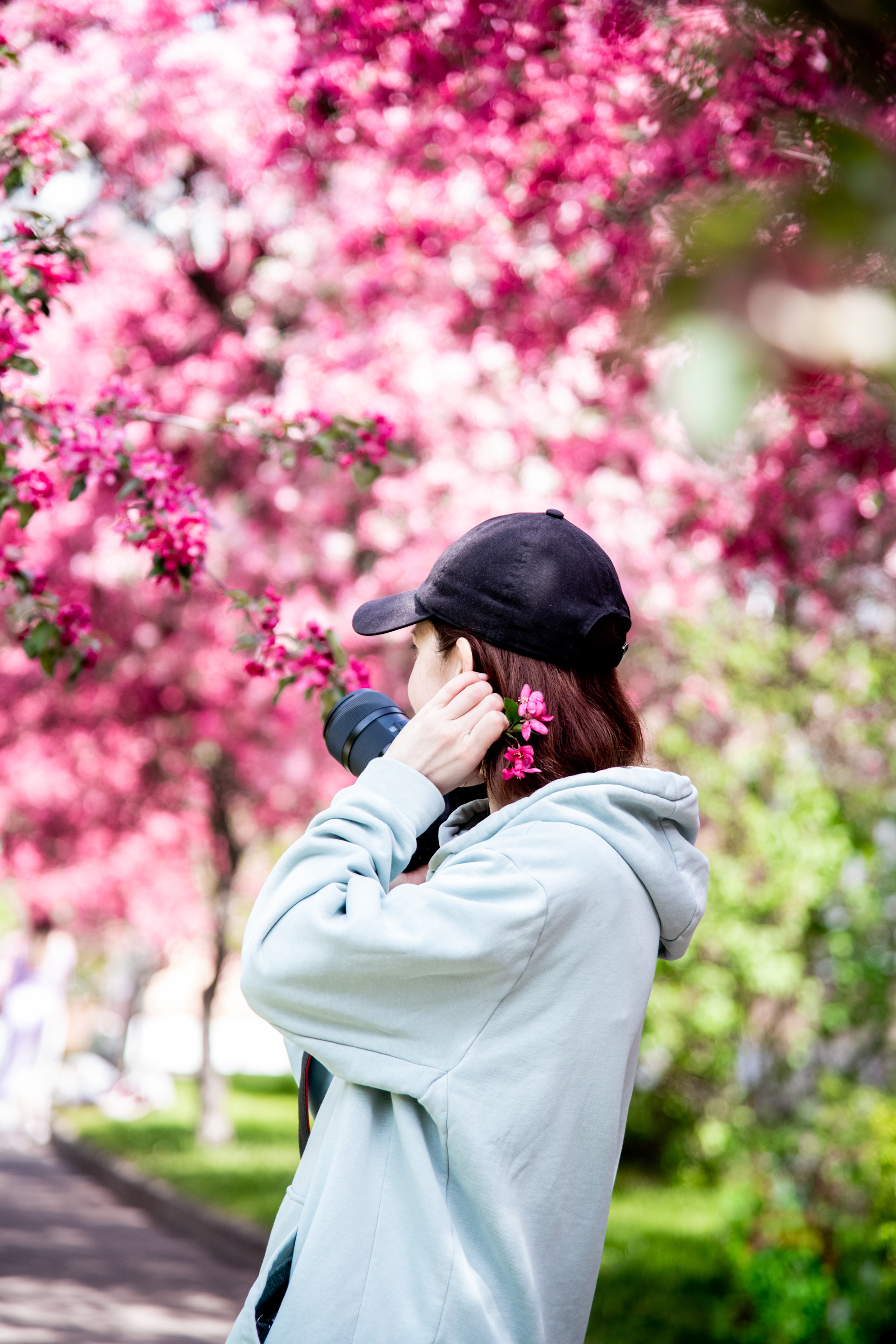 Лиза и Вера в розовом цветении. Фотограф в Москве и Московской области