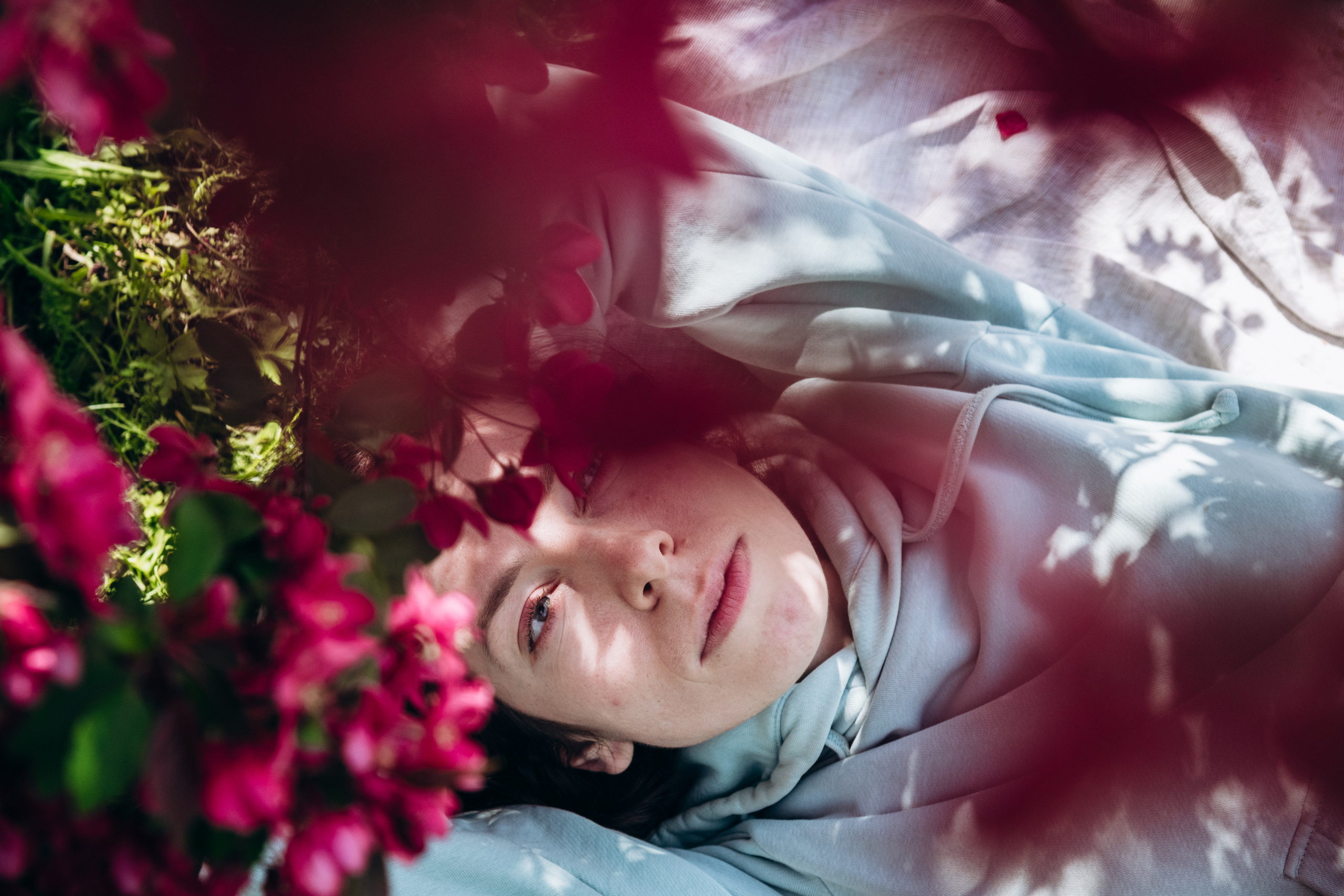 Лиза и Вера в розовом цветении. Фотограф в Москве и Московской области