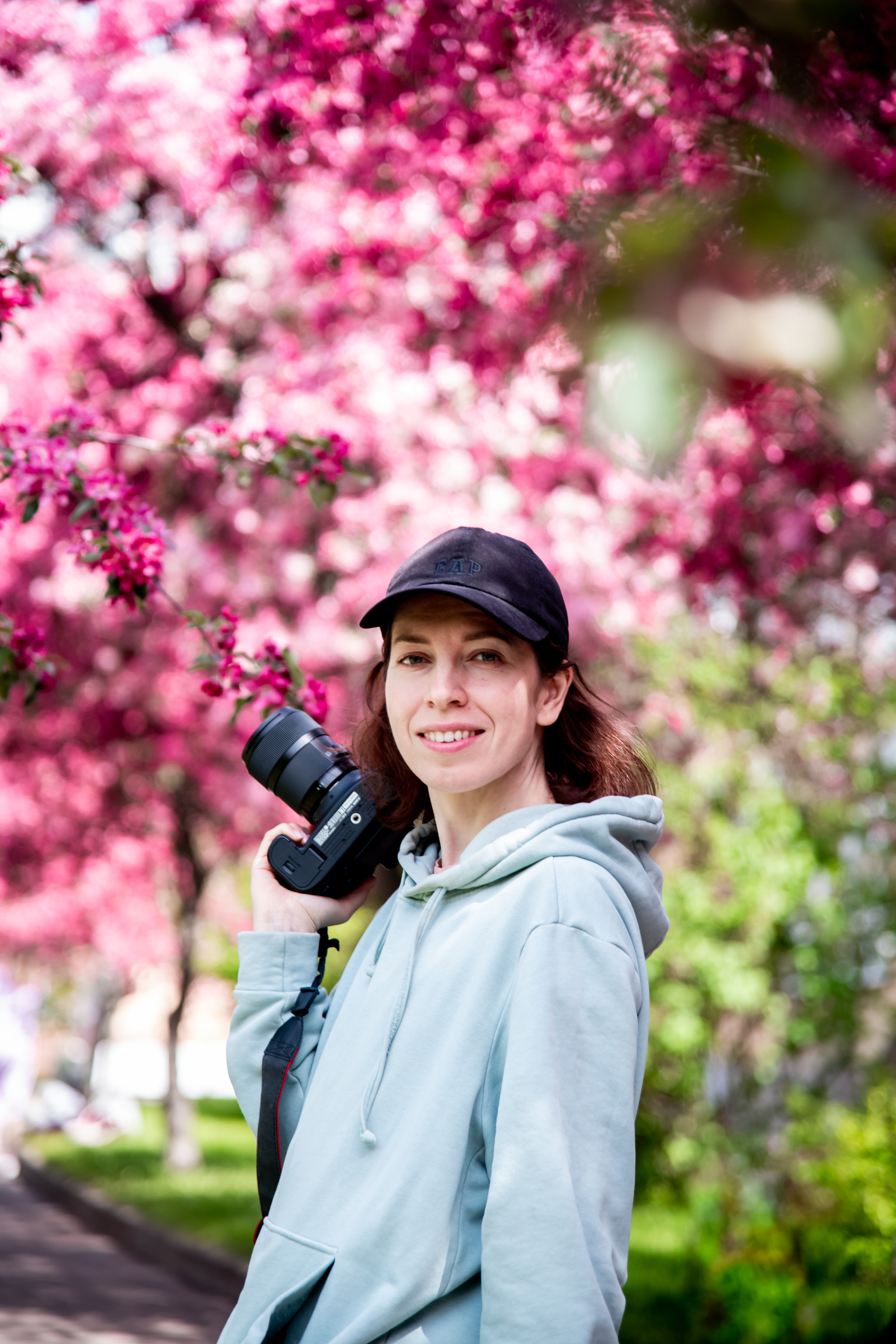 Лиза и Вера в розовом цветении. Фотограф в Москве и Московской области