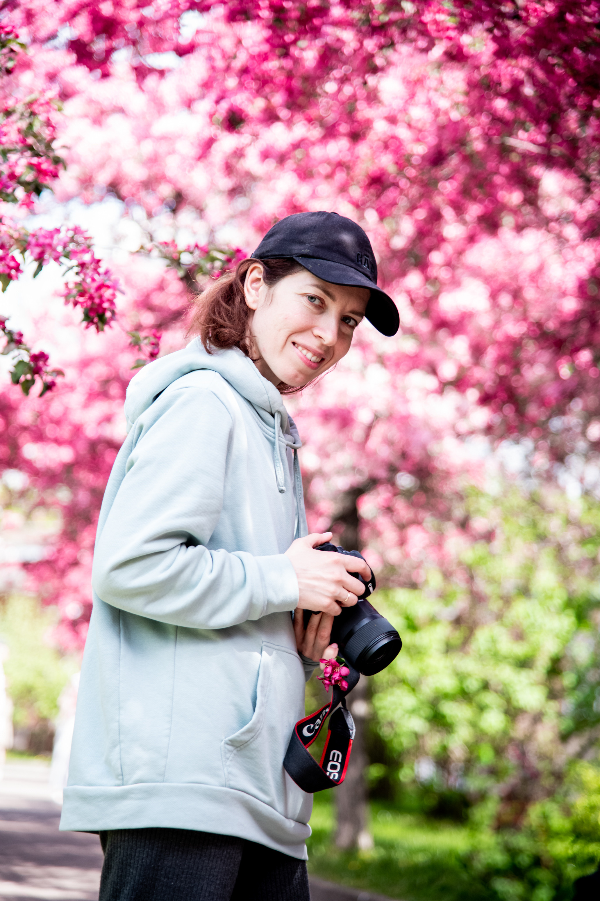 Лиза и Вера в розовом цветении. Фотограф в Москве и Московской области