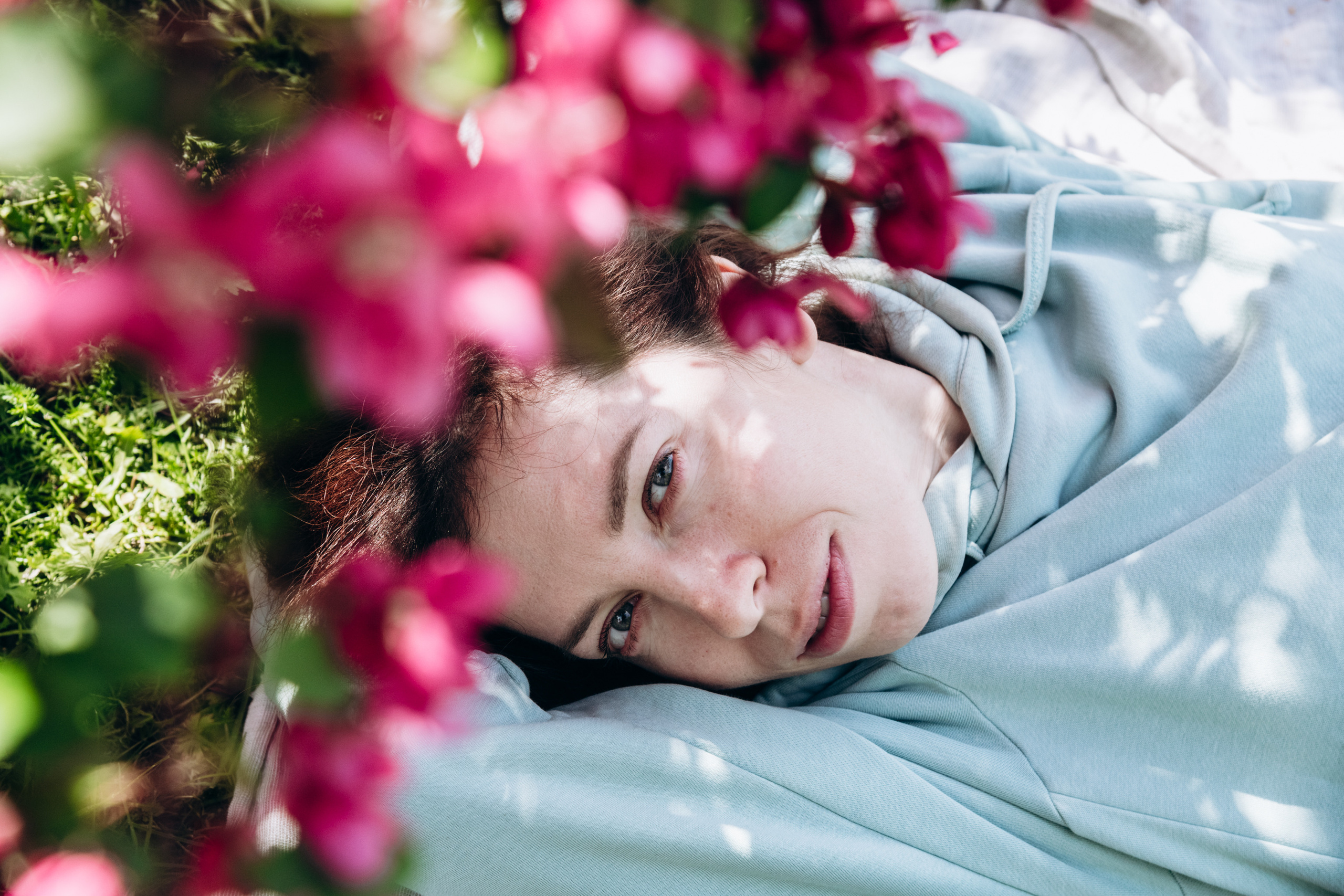 Лиза и Вера в розовом цветении. Фотограф в Москве и Московской области