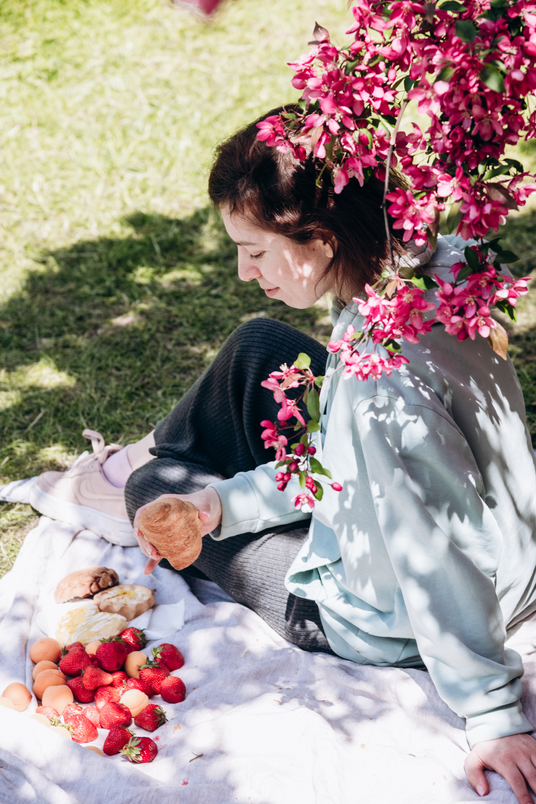Лиза и Вера в розовом цветении. Фотограф в Москве и Московской области