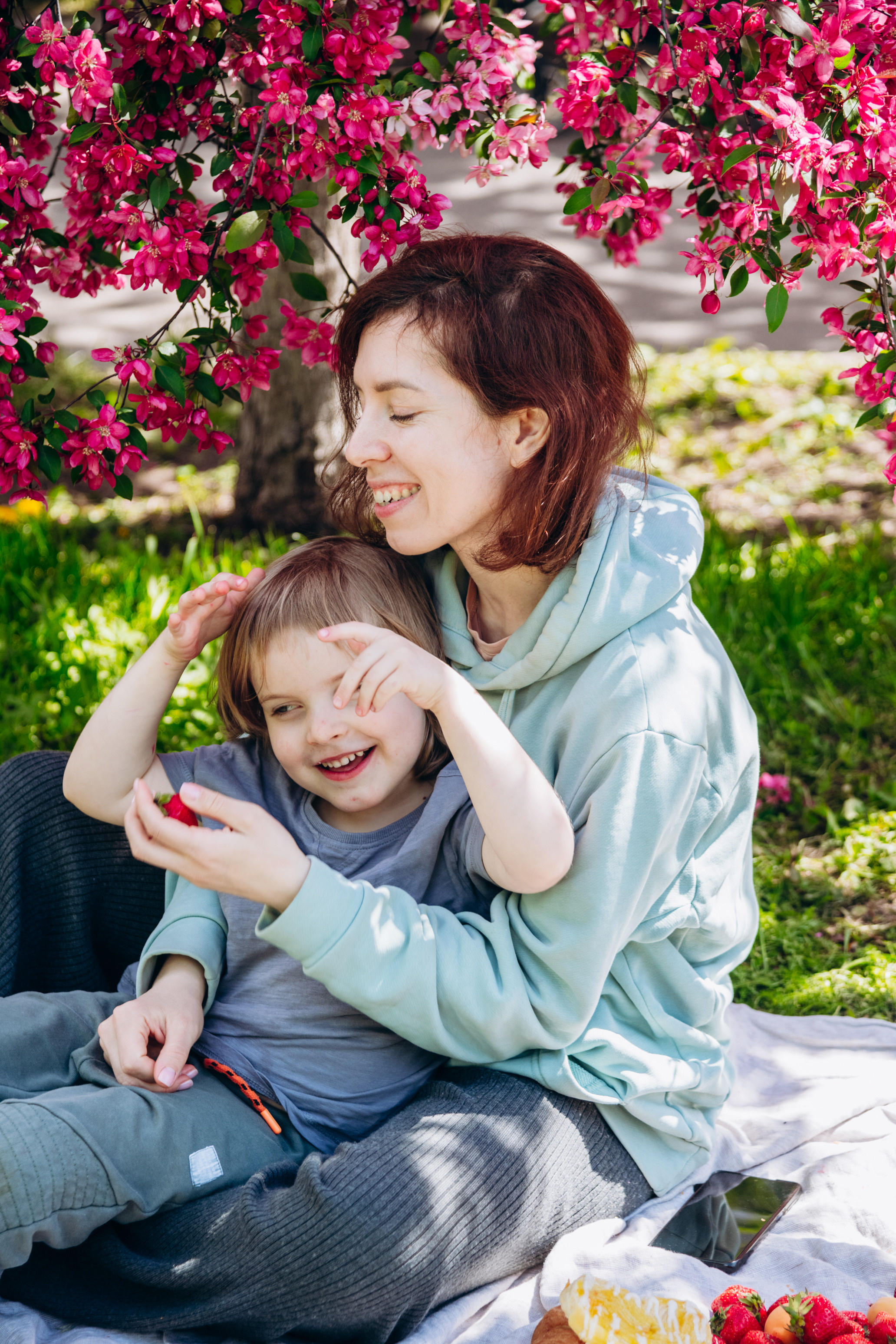 Лиза и Вера в розовом цветении. Фотограф в Москве и Московской области