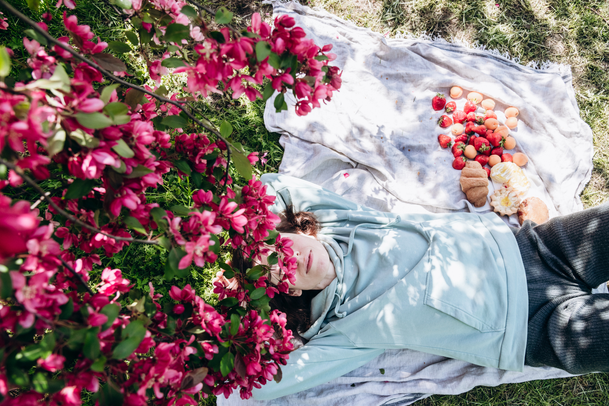 Лиза и Вера в розовом цветении. Фотограф в Москве и Московской области