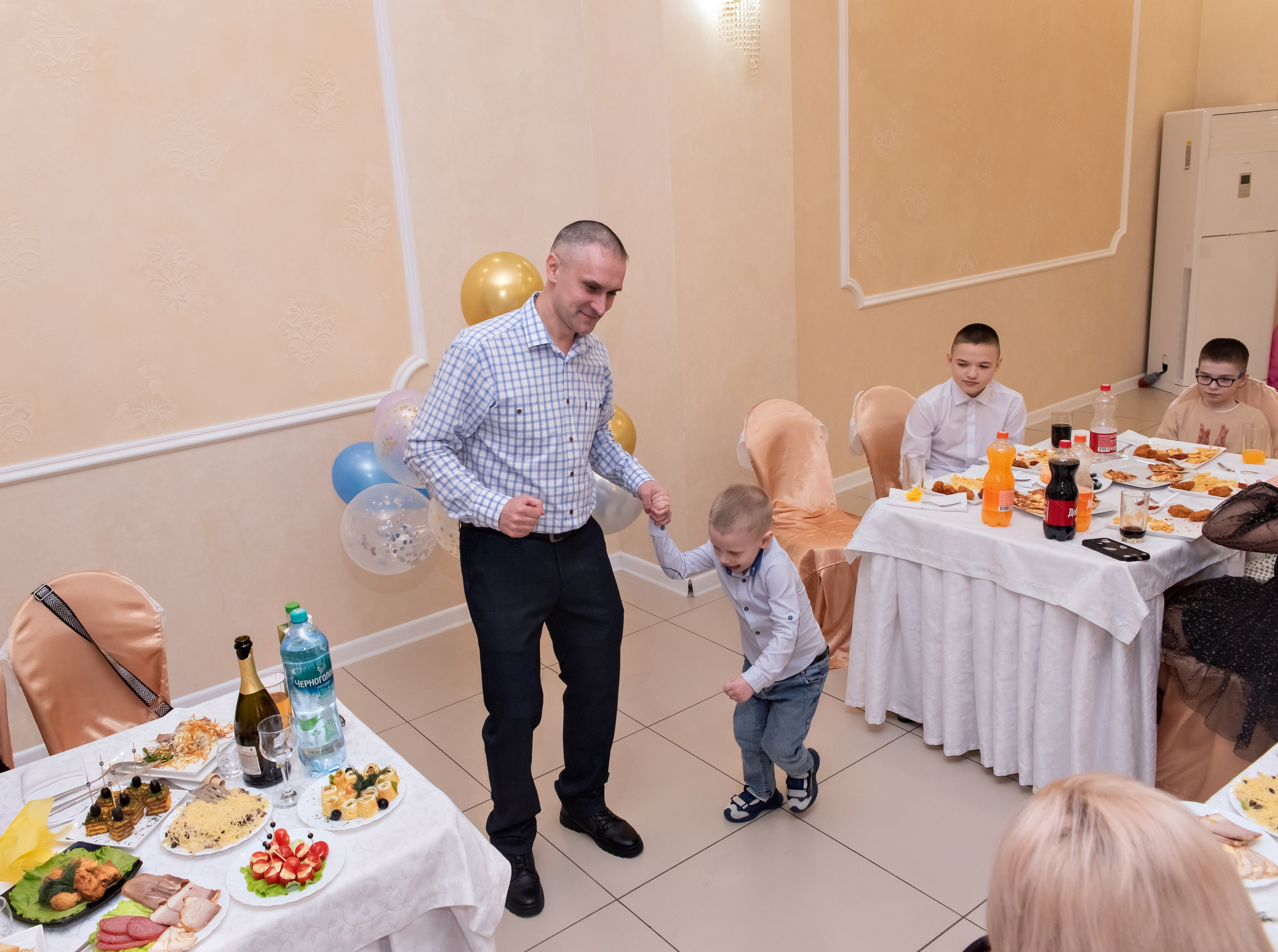 Юбилей Ирины. Ведущая — Наталья Белозерова. Банкетный зал — столовая Радио Завода. Семейный и портретный фотограф Кыштым Челябинск Марина Шигапова