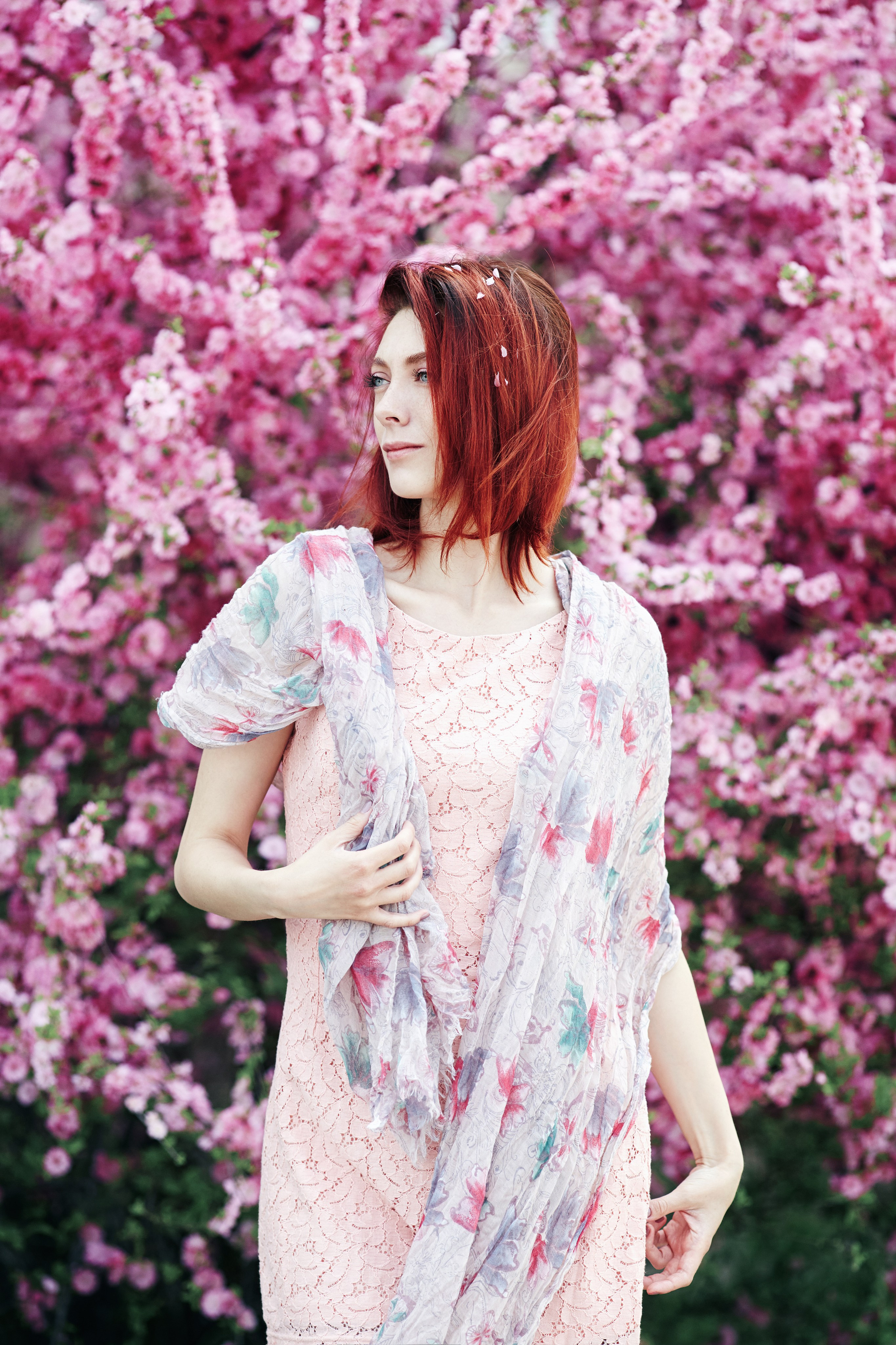 Прогулочная фотосессия с рыжеволосой девушкой для модельного портфолио в Находке