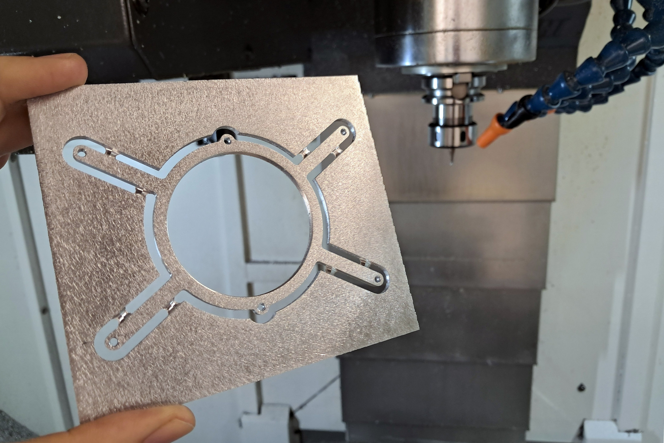 Деталь из алюминия, сделанная на станке с ЧПУ