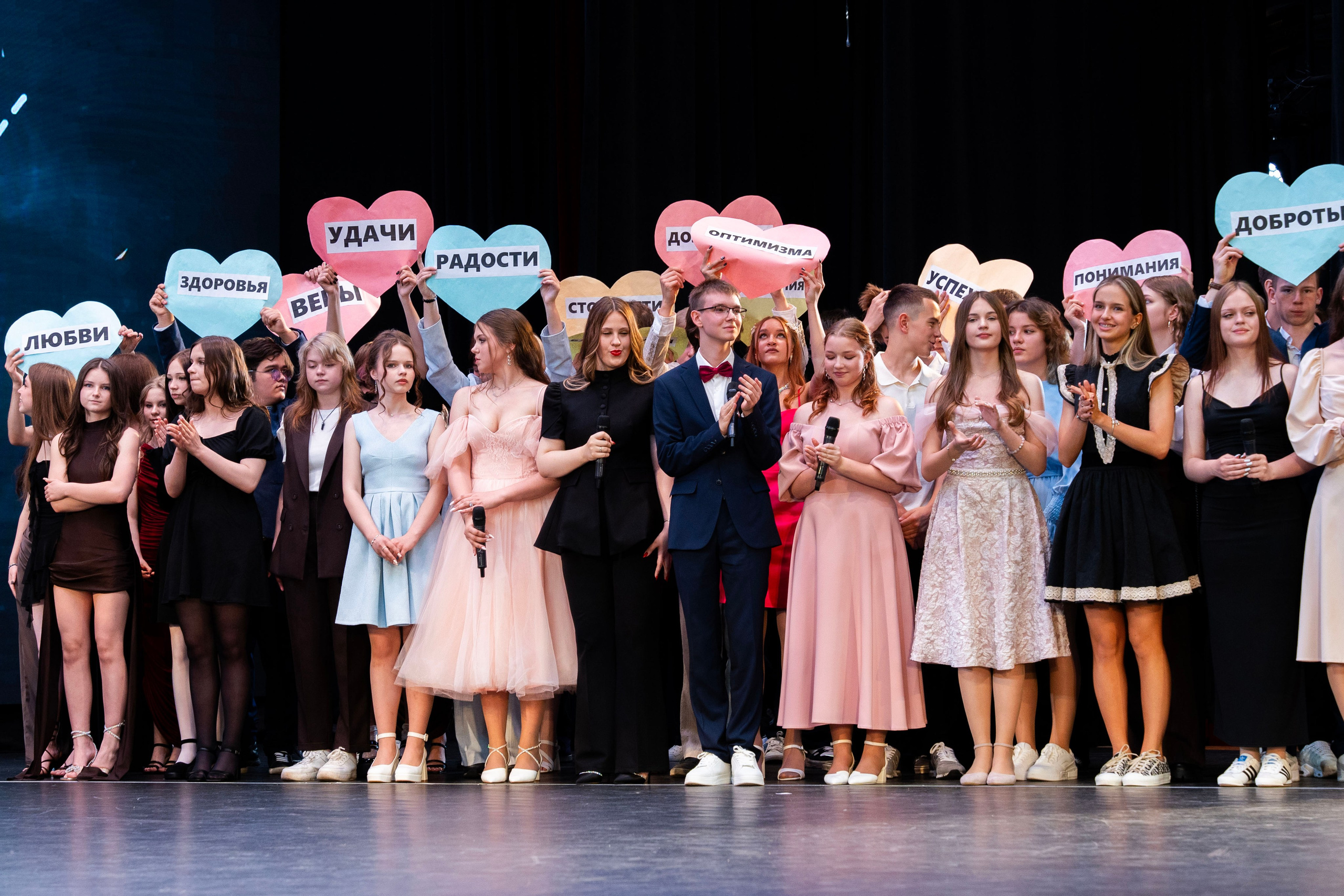 Выдача аттестатов 9 классы. Фотограф Юлия Попова