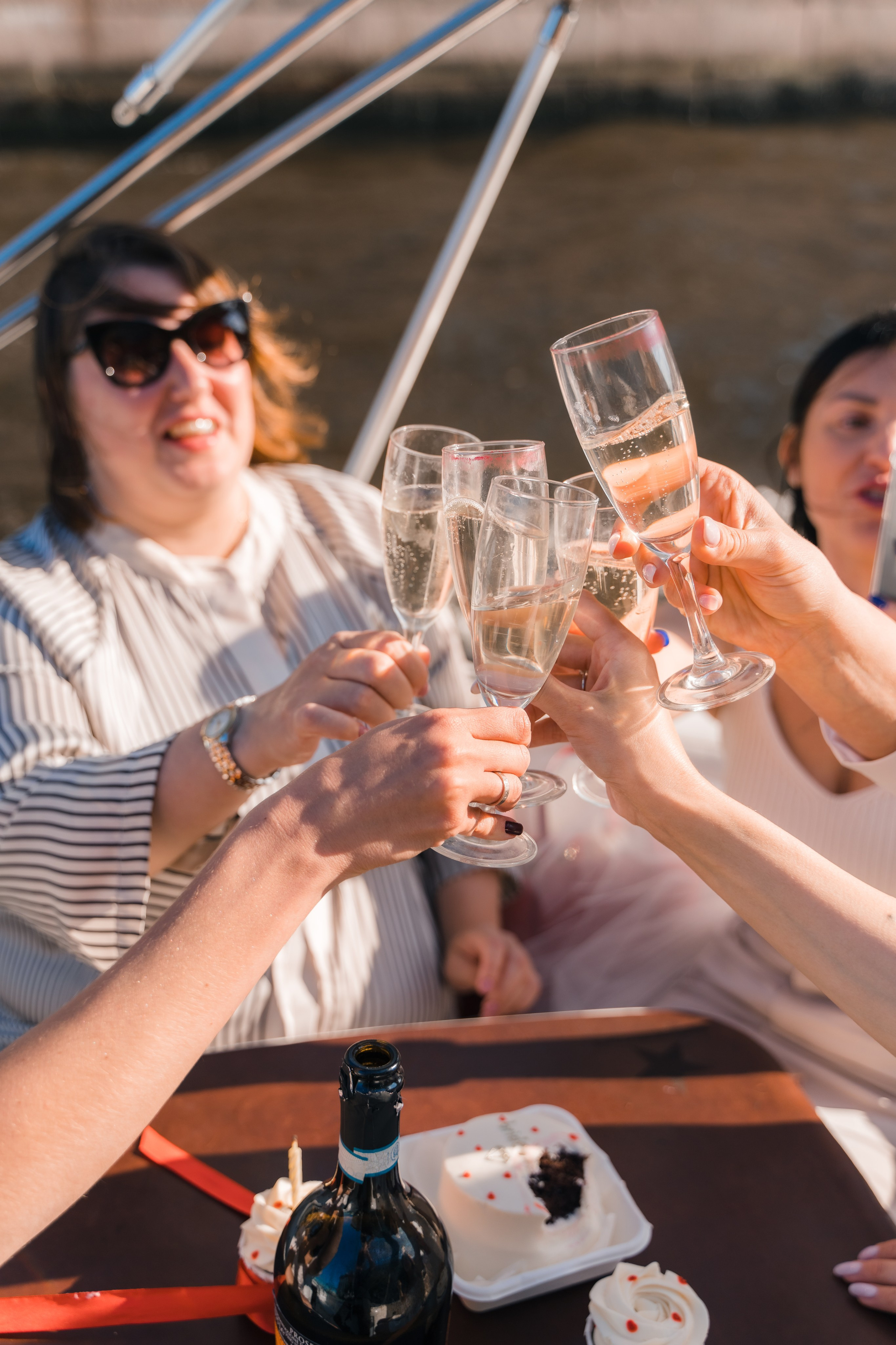 Фотосъемка девичника, встреча девушек, веселые женские портреты