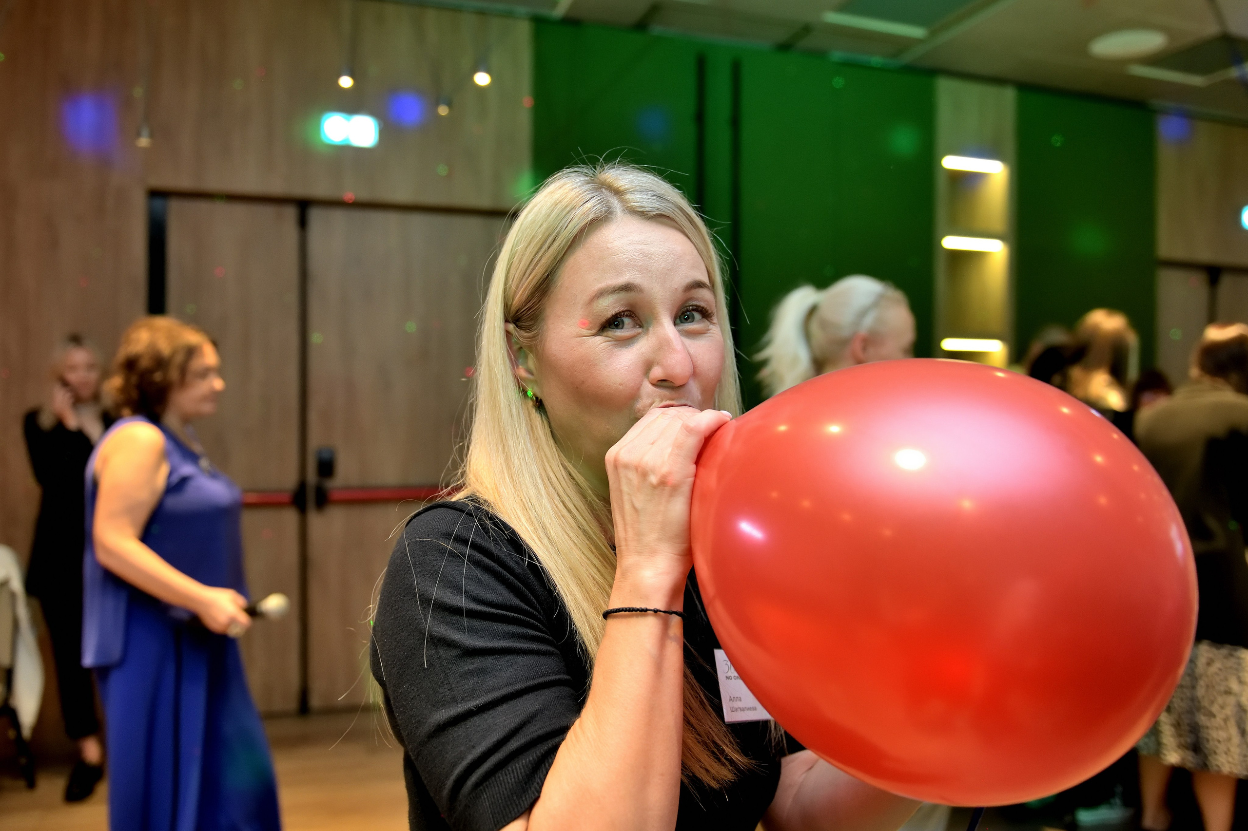 "Портрет девушки на корпоративном мероприятии".