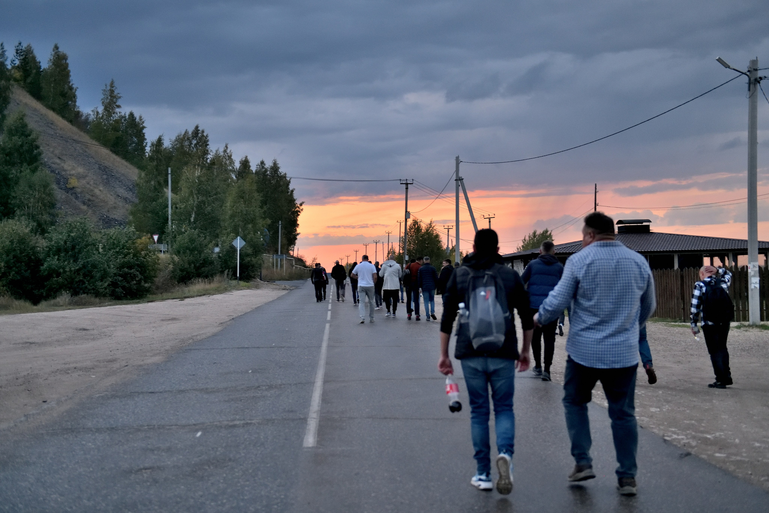 "Участники тимбилдинга возвращаются на кораблик после ужина".