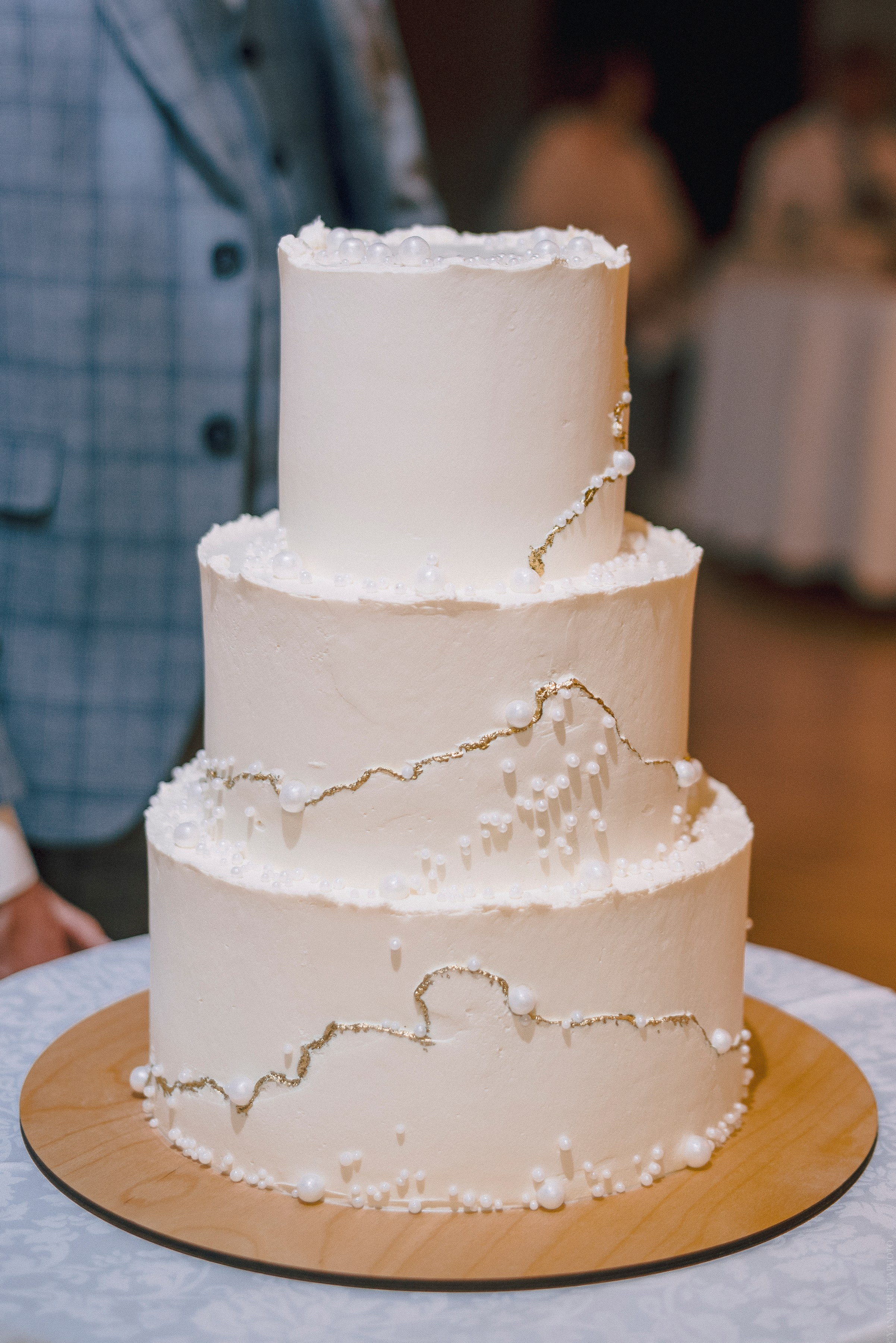 Белый трехярусный торт с бусинами