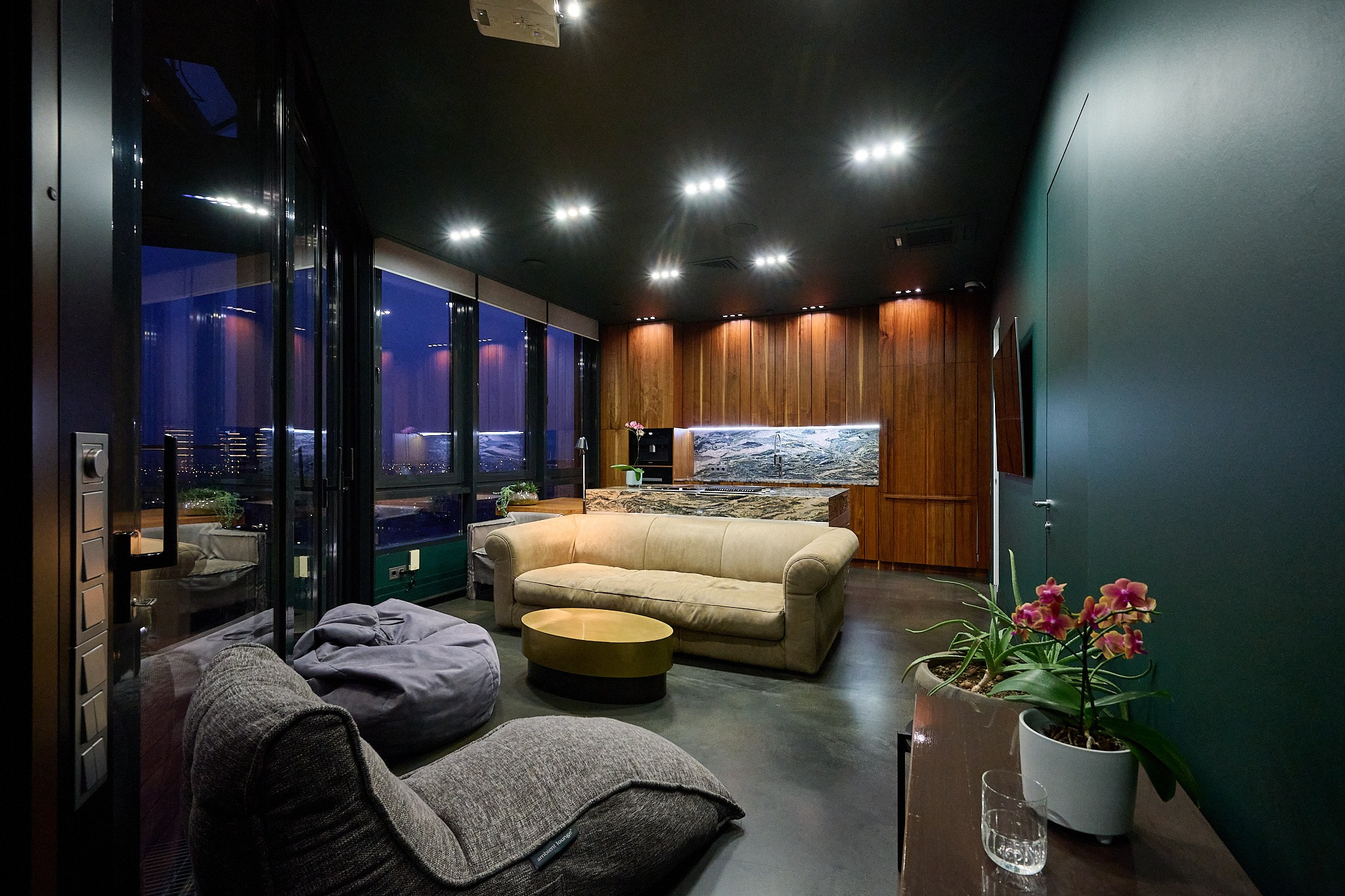 гостиная с белым диваном темно зелеными стенами 