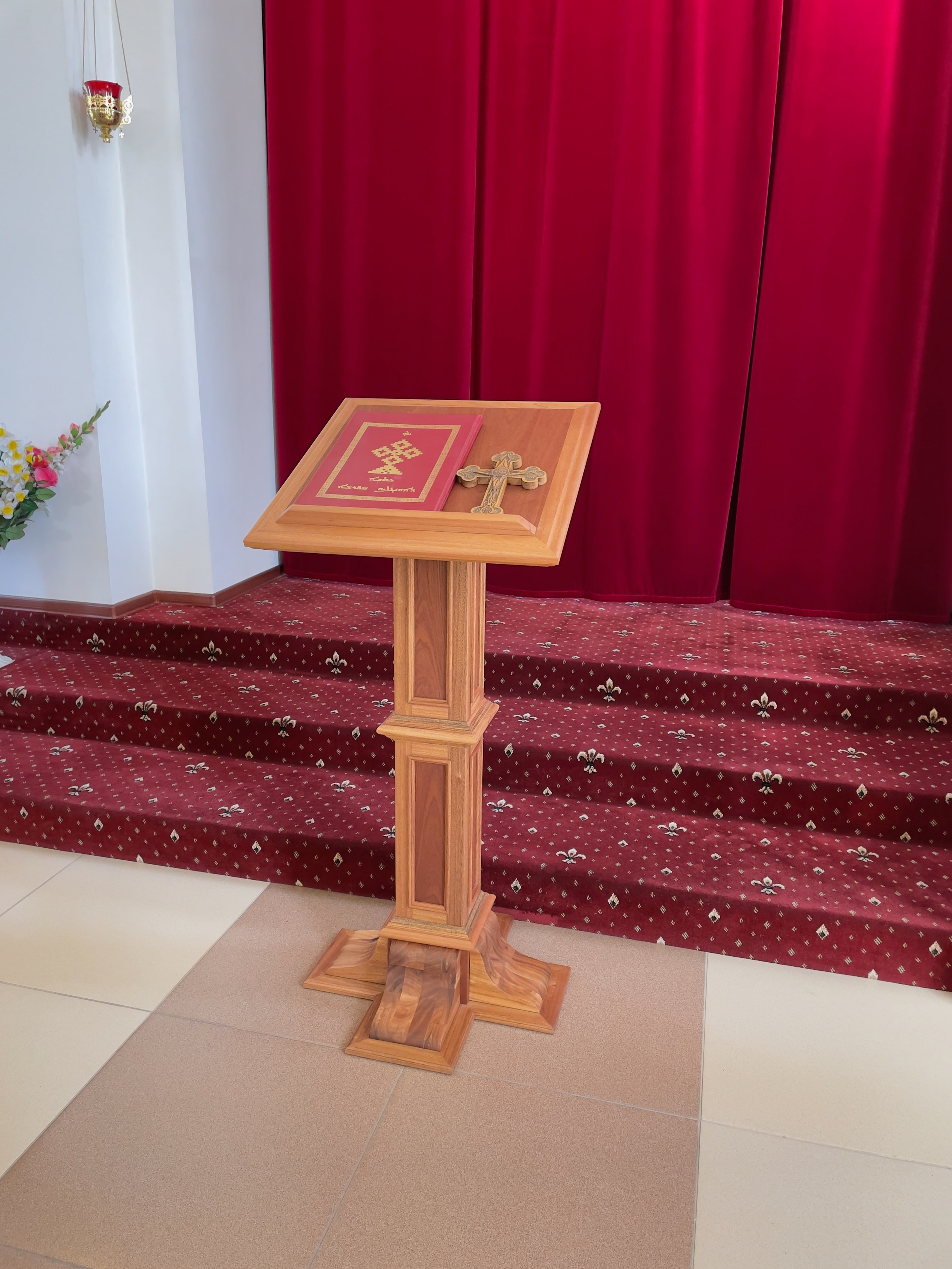 Эксклюзивные аналои и храмовая мебель полностью ручной работы