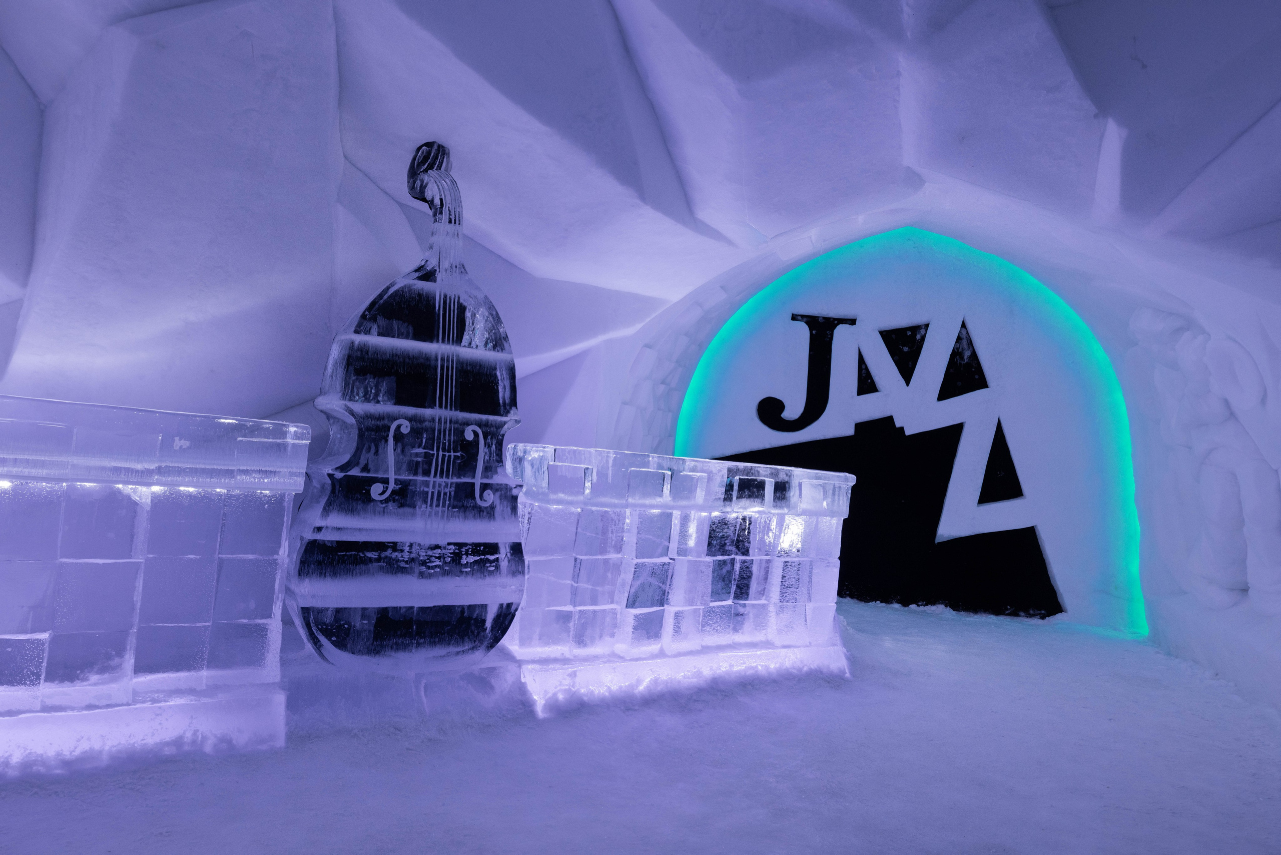 Снежная деревня. Турист оптимист