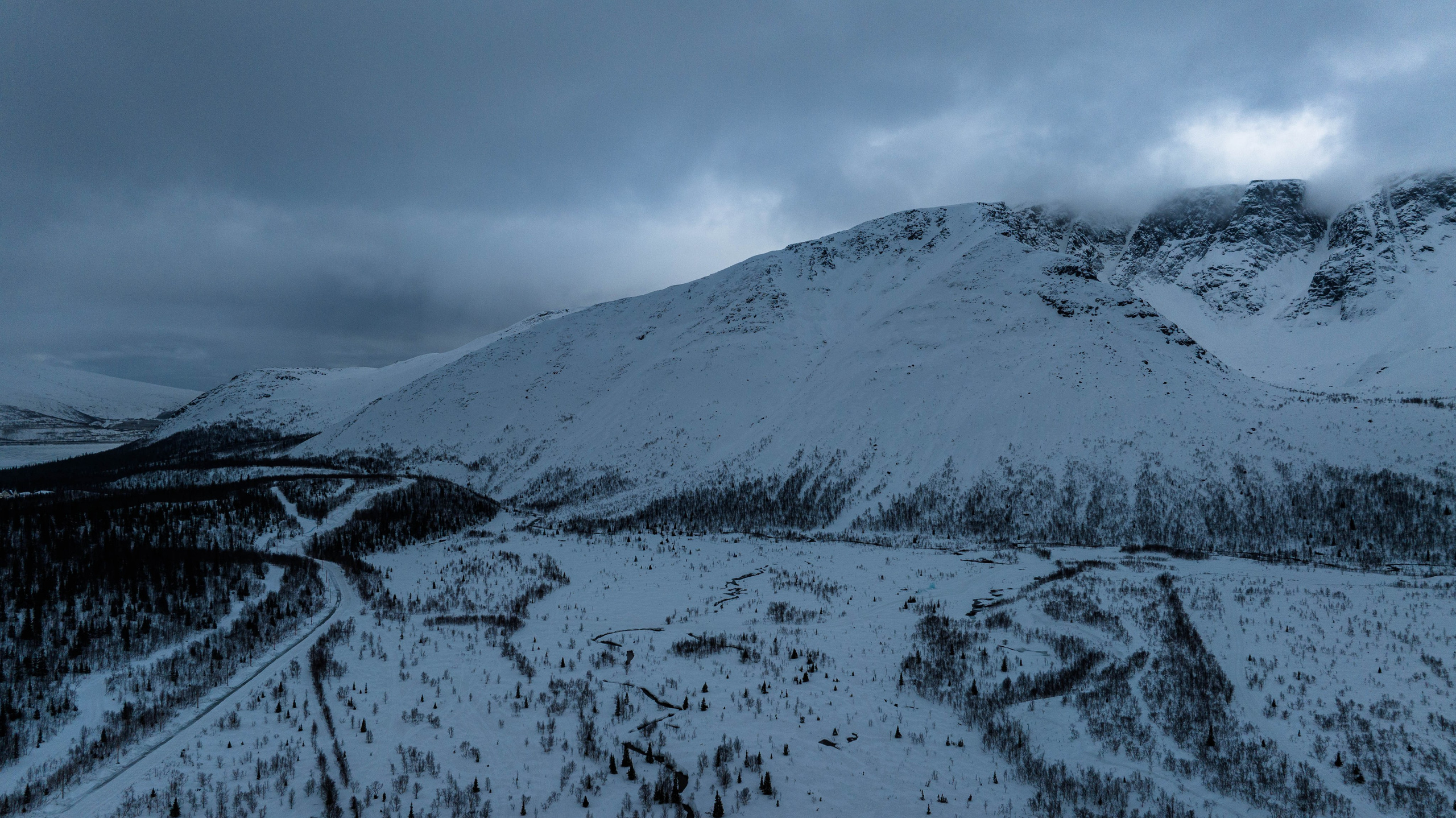 Долина реки Вудъявйорк и озеро Малый Вудъявр. Турист оптимист