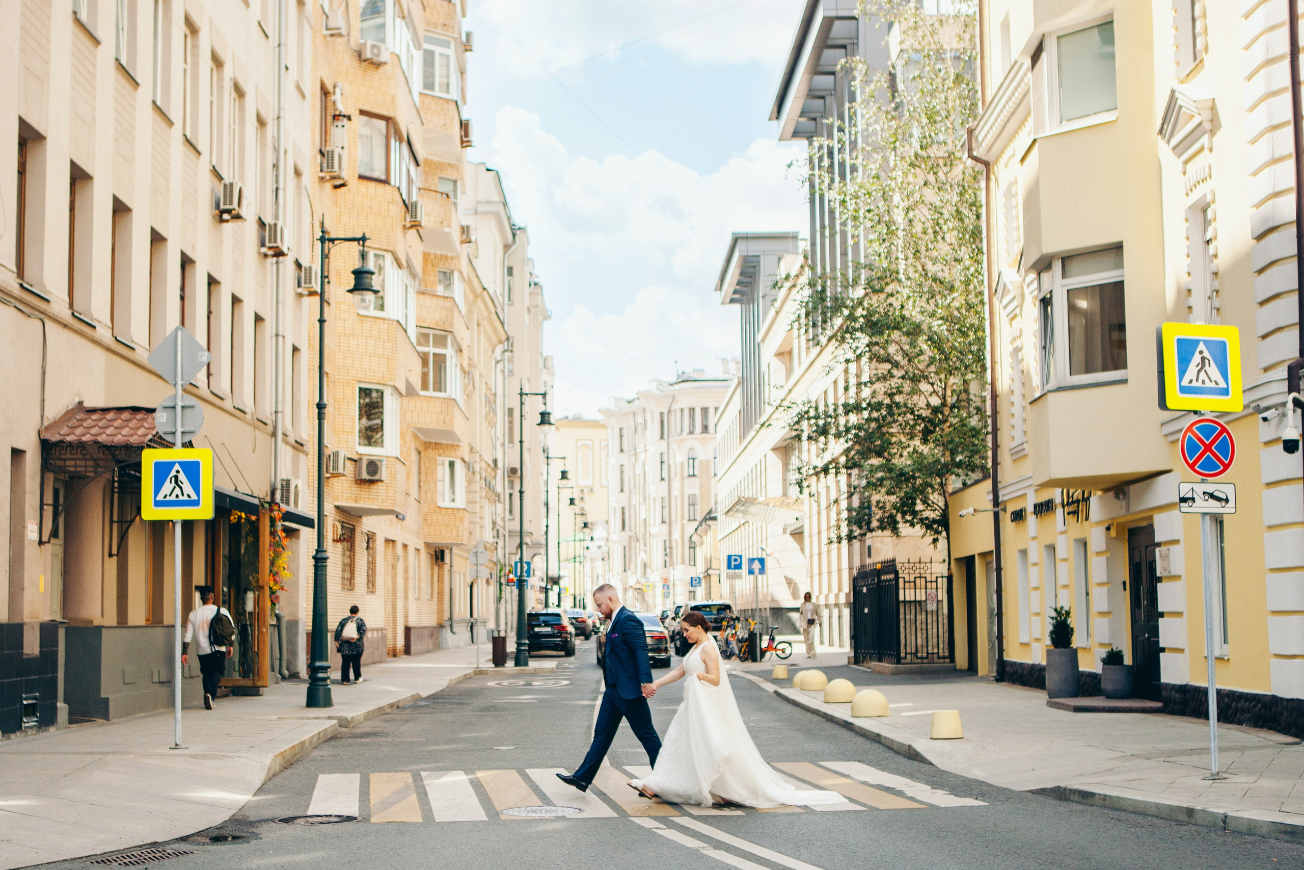 молодожены гуляют по центру москвы после росписи в загсе
