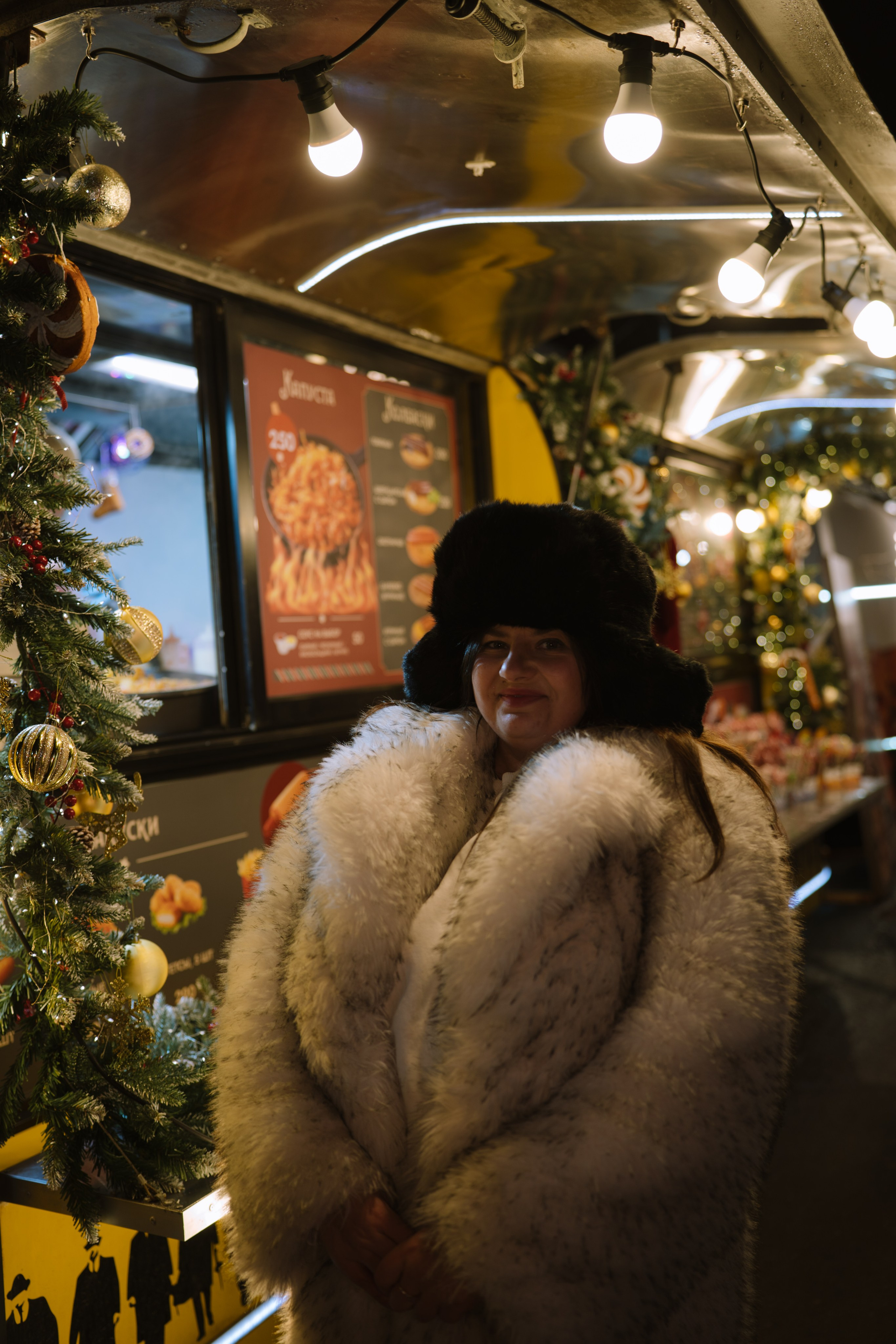 ПРОГУЛКА НА МАНЕЖНОЙ ПЛОЩАДИ ДЛЯ ДЕВУШКИ ПЕРЕД НОВЫМ ГОДОМ (НОВОГОДНЯЯ ФОТОСЕССИИЯ НА МАНЕЖНОЙ ПЛОЩАДИ). Профессиональный фотограф, Санкт-Петербург — Виктория Богомолова