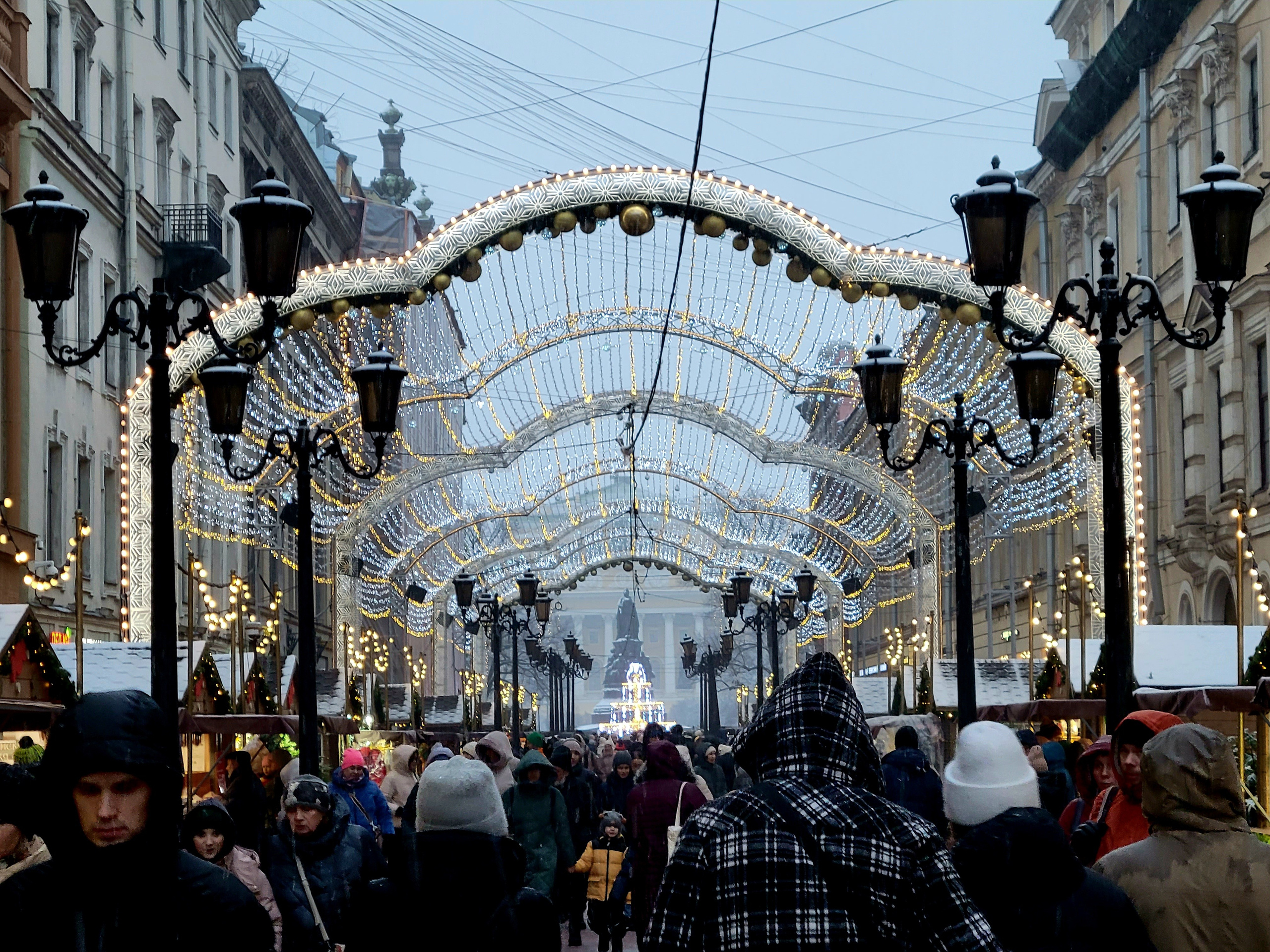 Гуляют не только туристы, но и местные жители