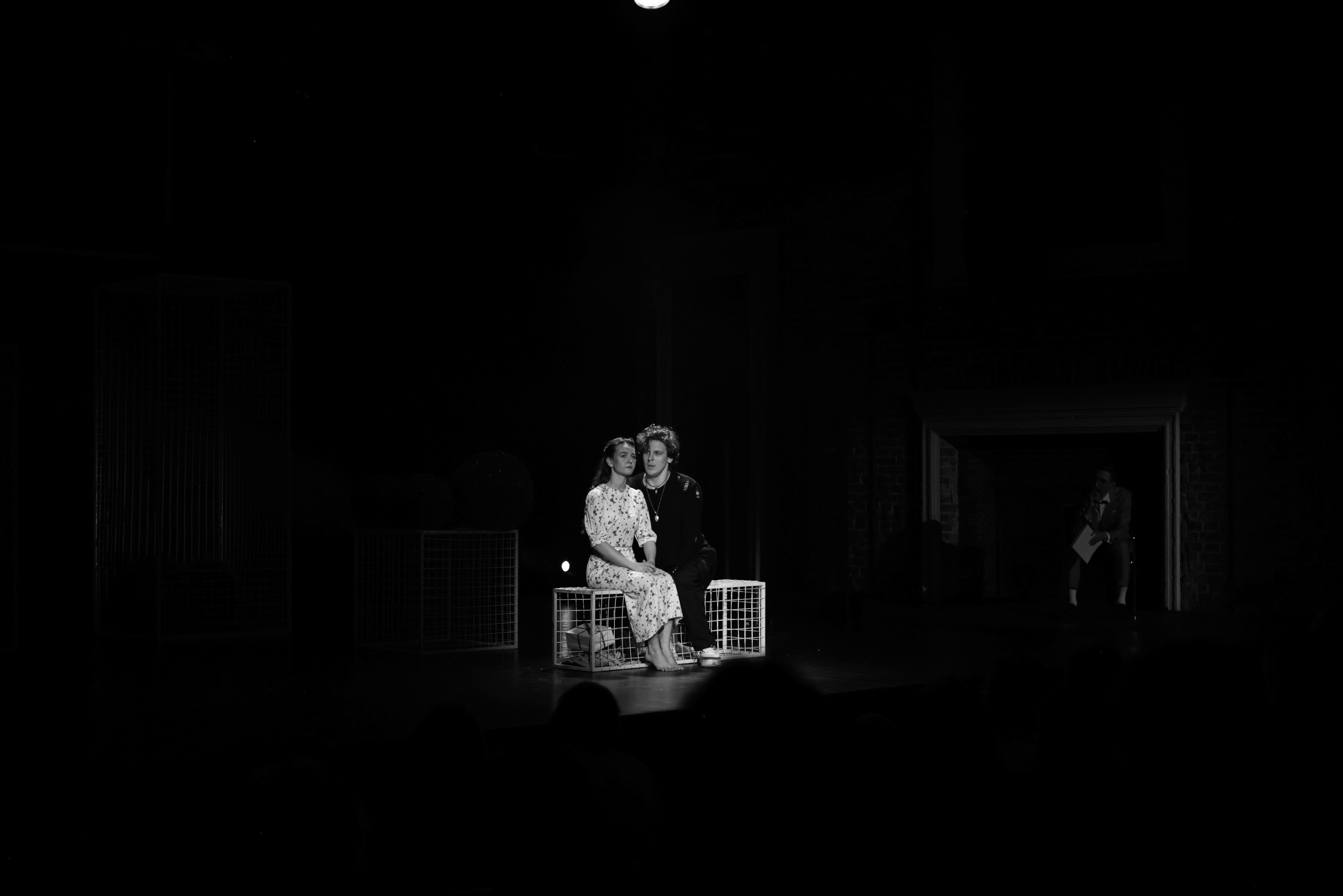 Спектакль «Дикарь» (серия — монохром), Театр «Сначала-Сначала театр». Наталья Алексеенко. Фотохудожник в Москве. Репортаж, портрет, стрит