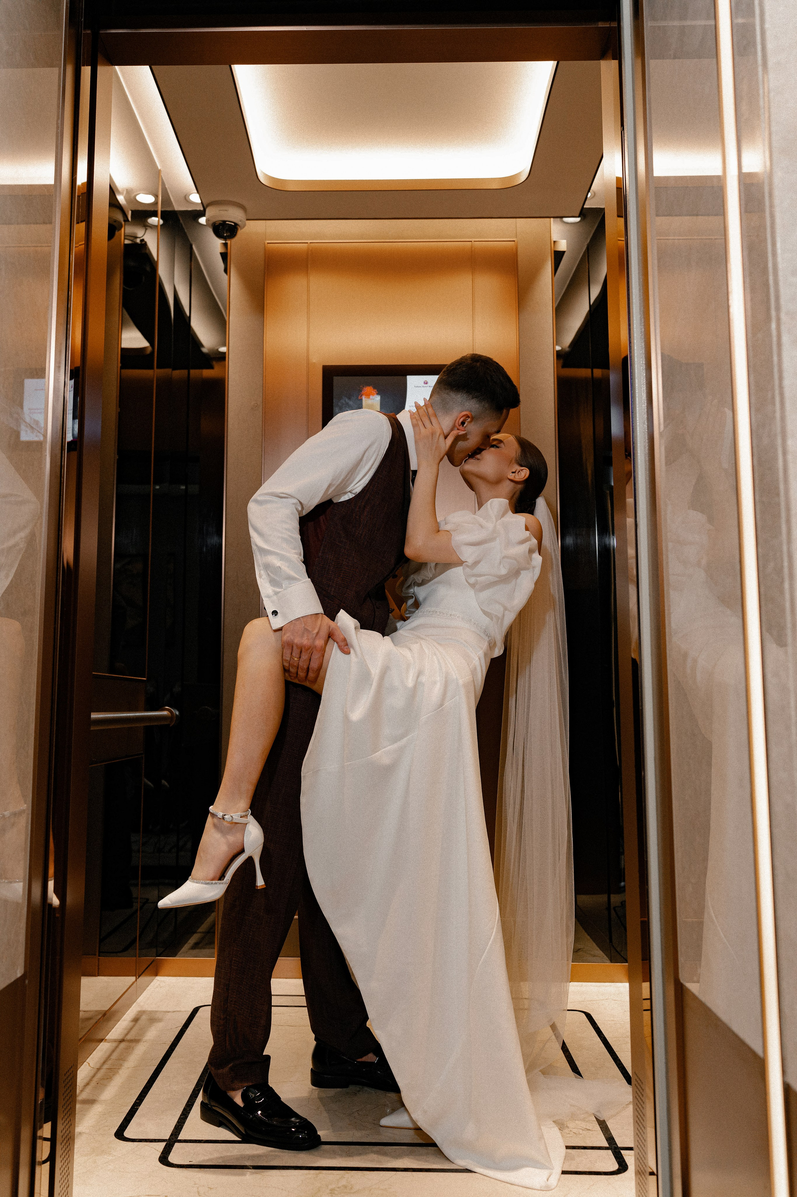 Свадебная фотосессия в Бутырском ЗАГС (Дворец Бракосочетания № 4) и прогулка в отеле Solux (Солюкс)