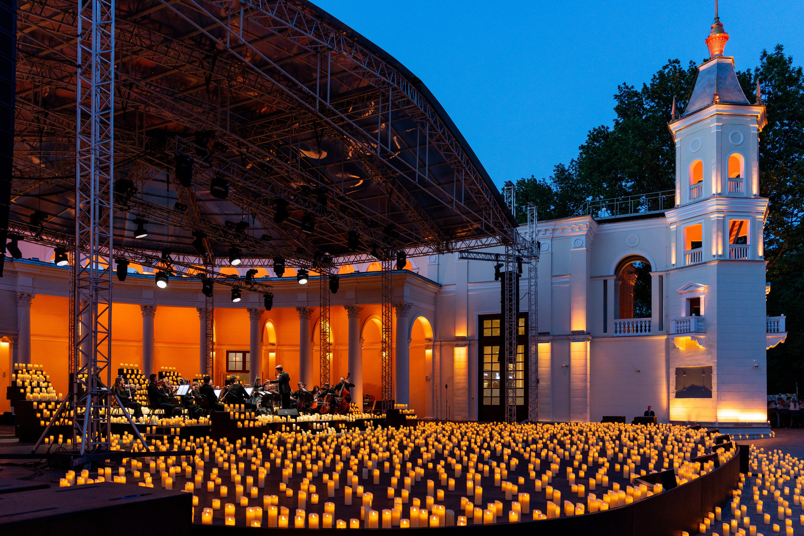 Симфонический оркестр Lumisfera при свечах. Фотограф Никита Комаров