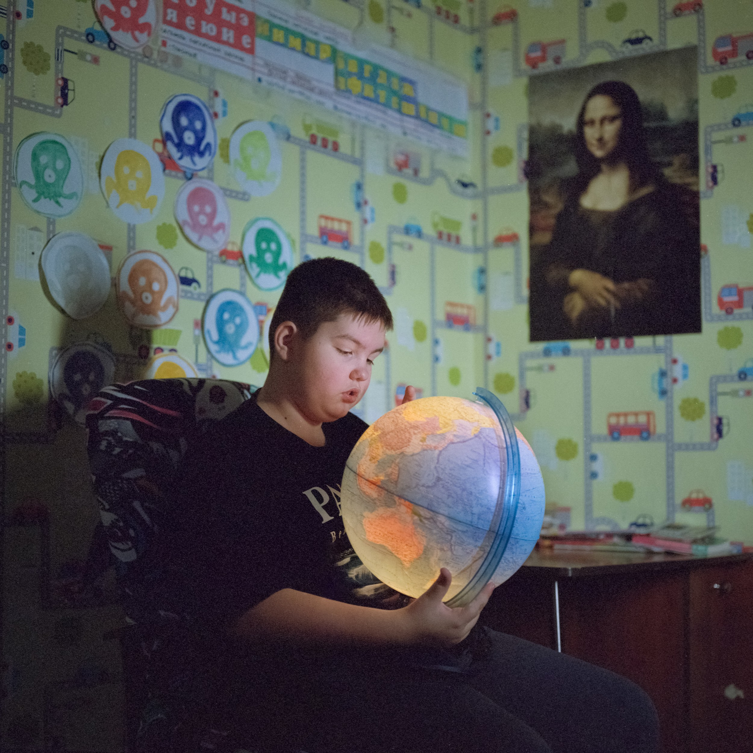 Look into the eyes of a person. Заставка