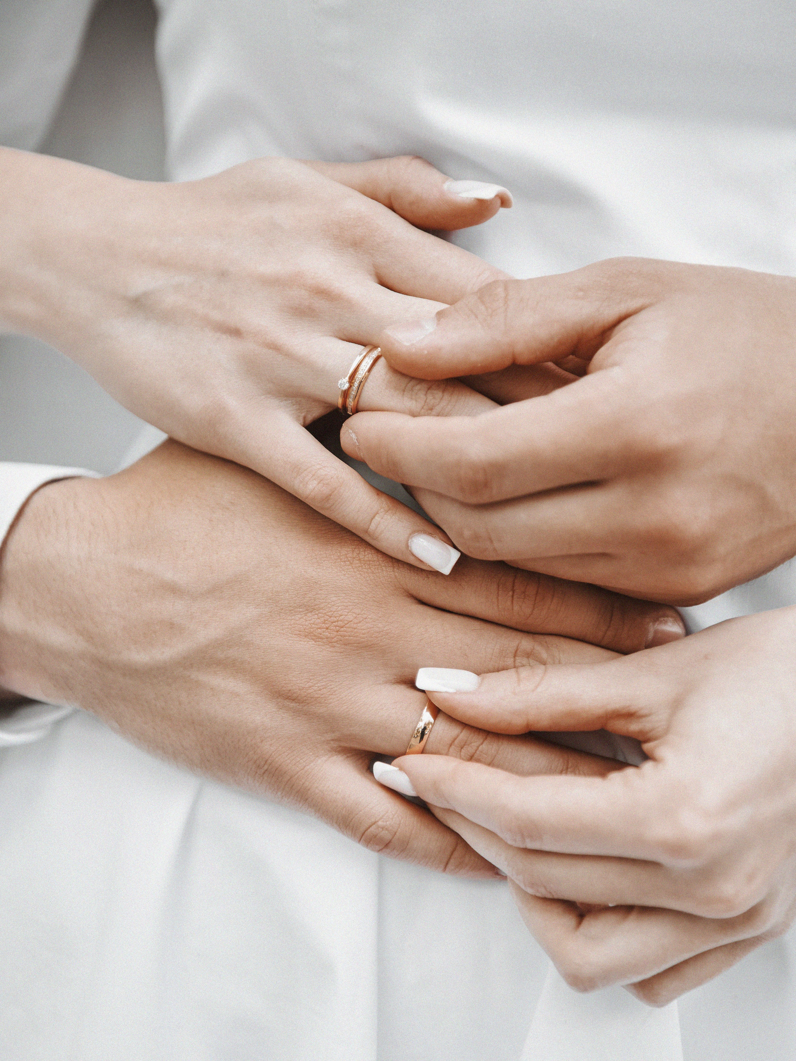 Свадебный поцелуй на фоне кирпичной стены жилого комплекса — контраст текстур и эмоций.