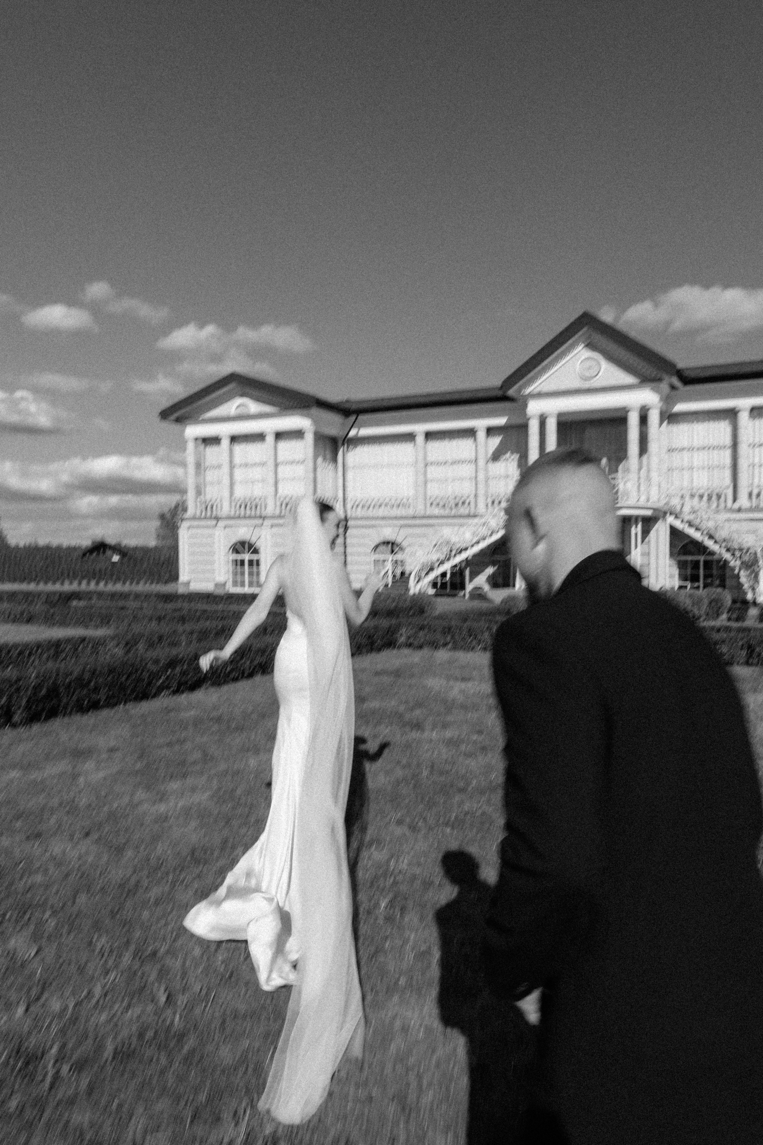 Wedding day in VERSAL PARK. Wedding PHOTOGRAPHER Andrew Vnukov