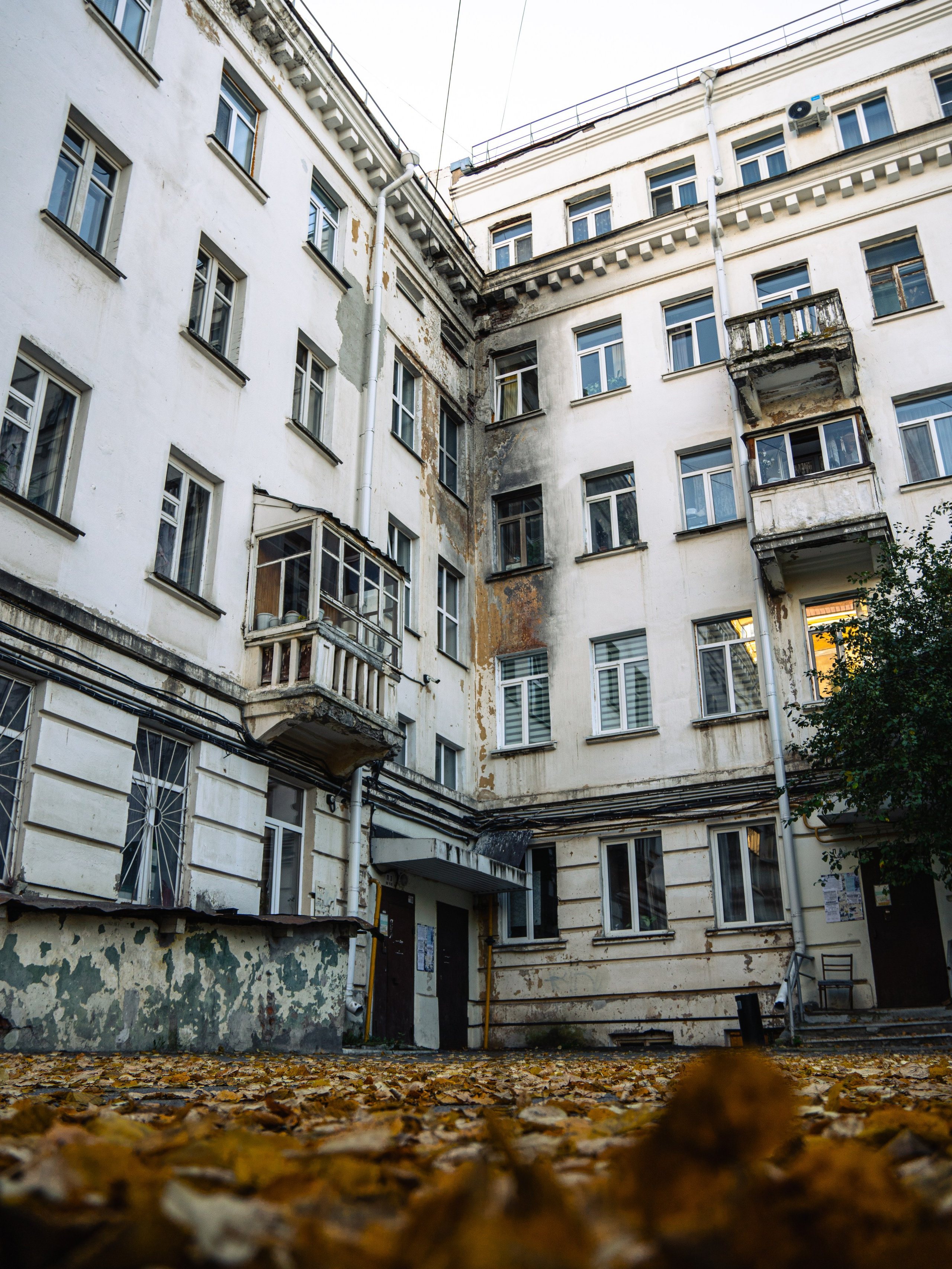 Осенний двор на улице Карла Маркса