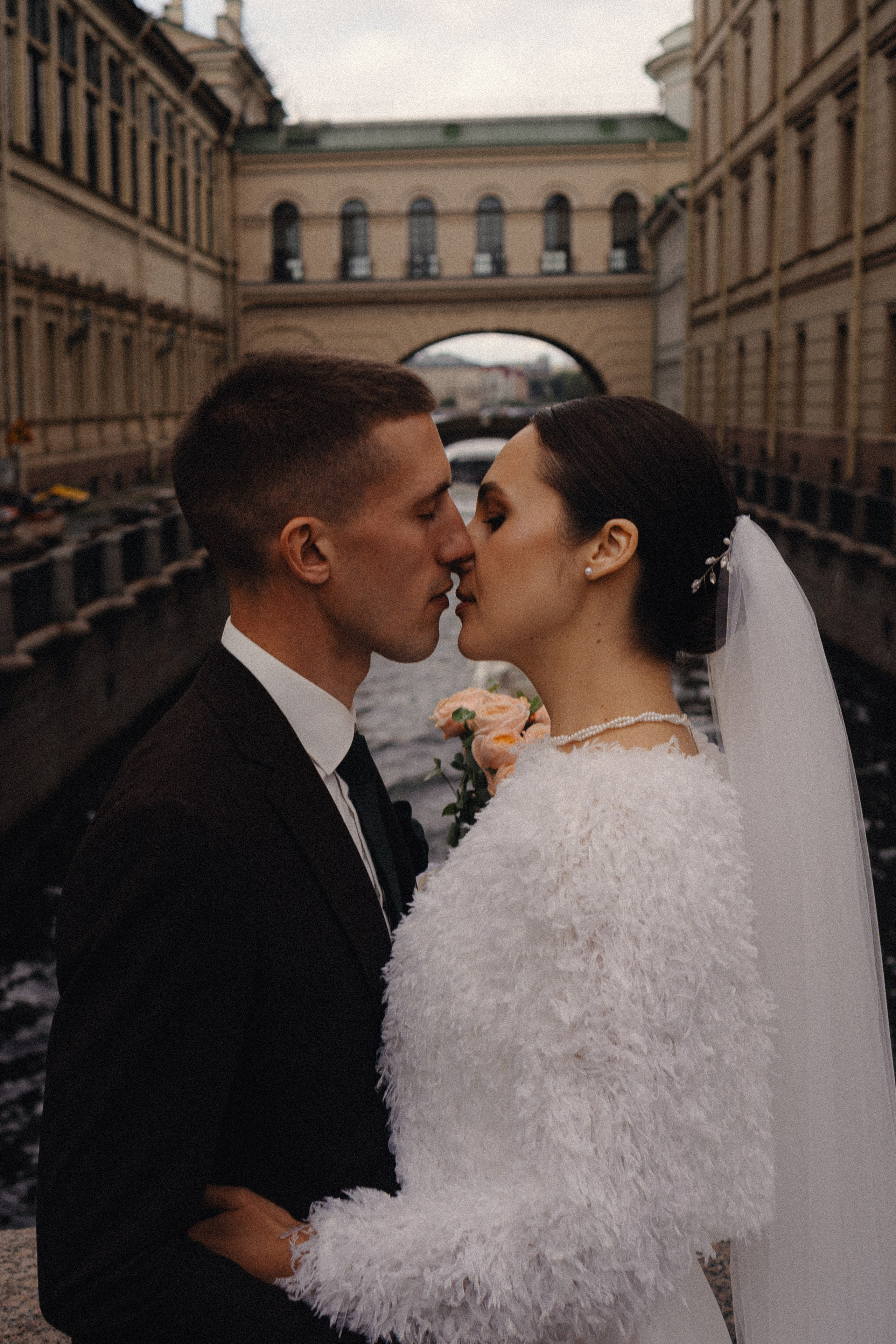 СВАДЕБНАЯ ПРОГУЛКА В САНТК-ПЕТЕРБУРГЕ (ИСАКИЕВСКИЙ СОБОР, ЗИМНЯЯ КАНАВКА, ЭРМИТАЖ И БОЛЬШАЯ МОРСКАЯ УЛИЦА). Профессиональный фотограф, Санкт-Петербург — Виктория Богомолова