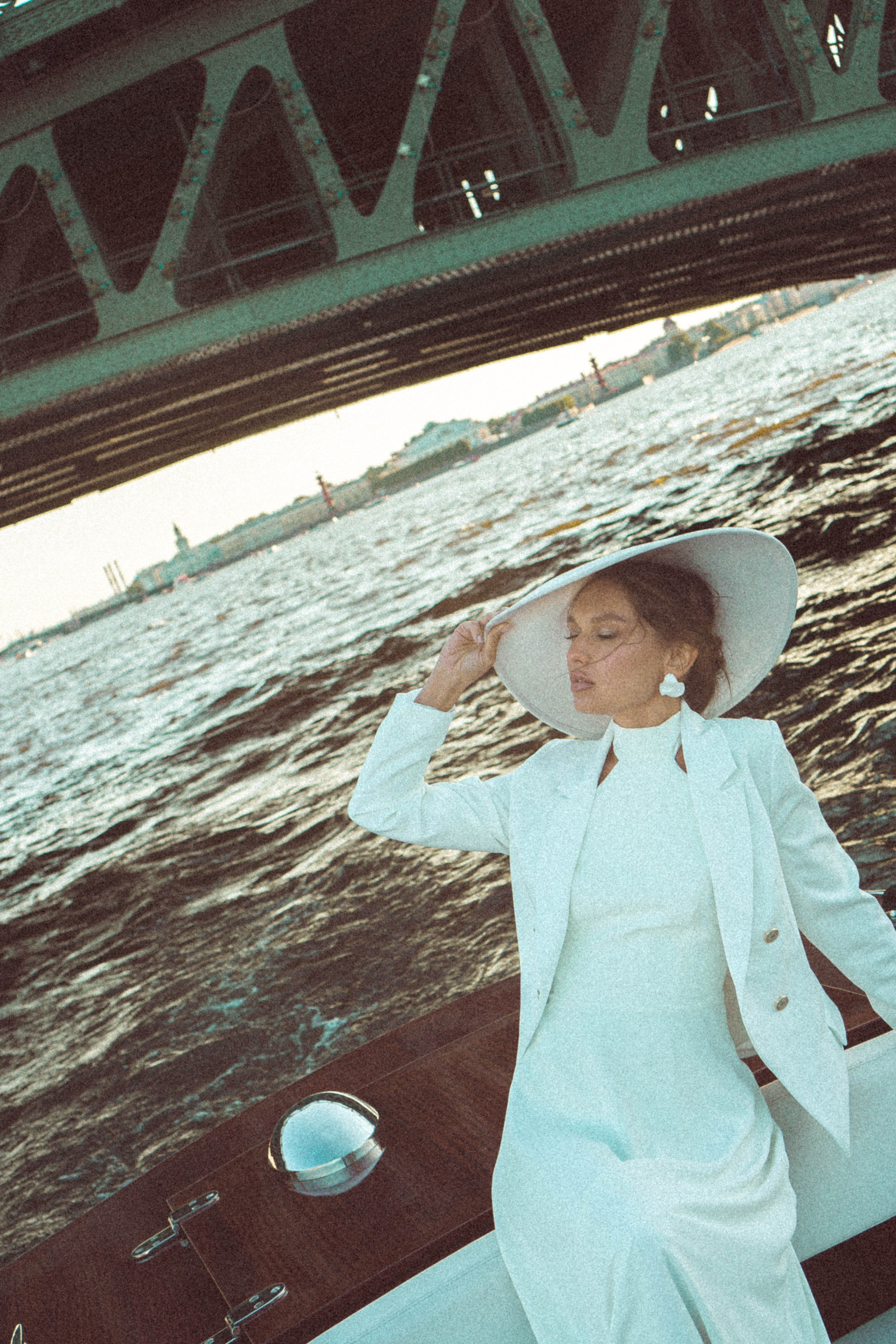 СВАДЕНБНАЯ СЬЕМКА НА КАТЕРЕ ПО КАНАЛАМ САНКТ-ПЕТЕРБУРГА И В АКВАТОРИИ НЕВЫ. Профессиональный фотограф, Санкт-Петербург — Виктория Богомолова