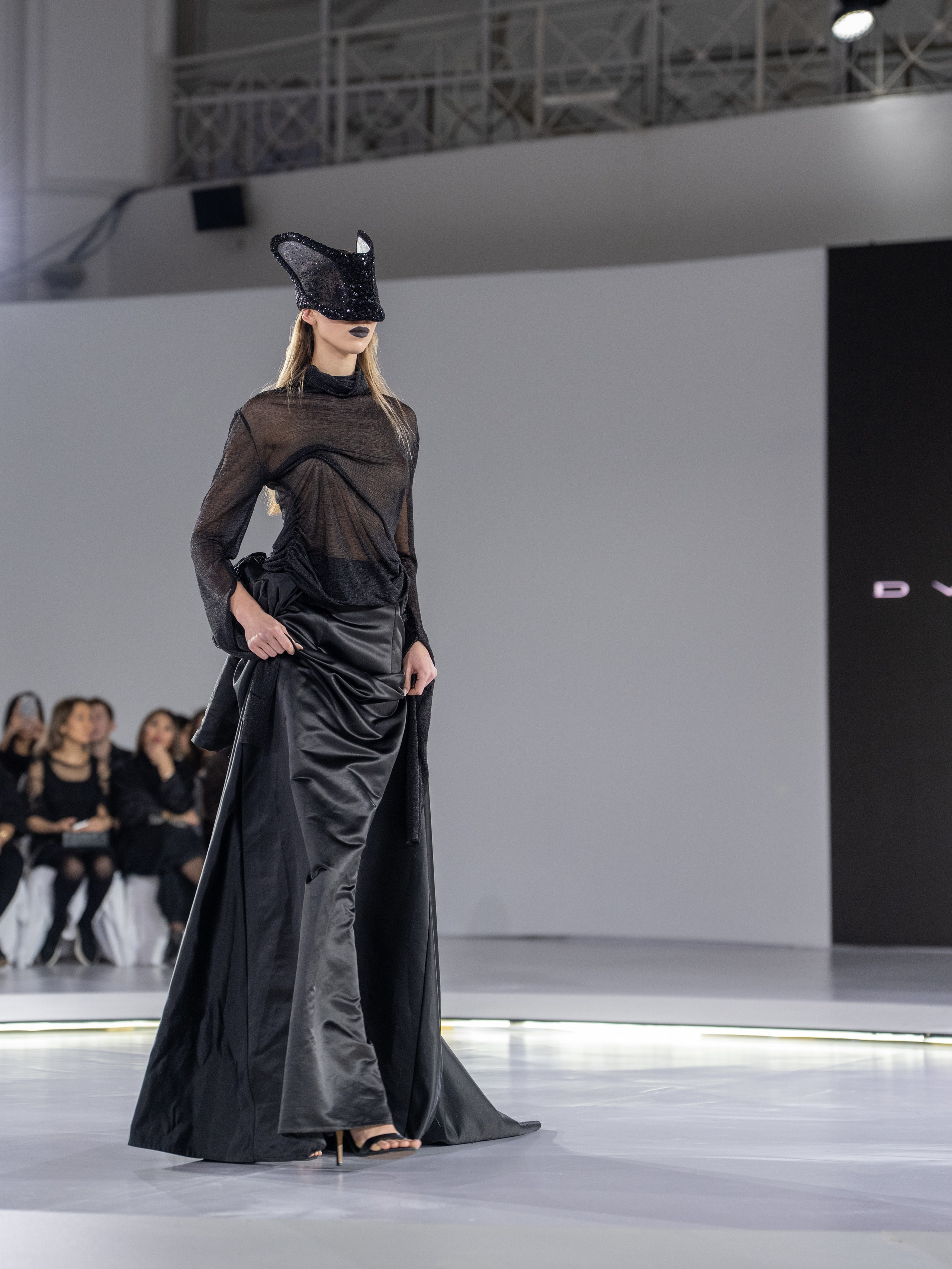 Дизайн DVALI. Сайт Алматинского НЮ АРТ, будуар и фэшн фотографа Дениса Карпенко