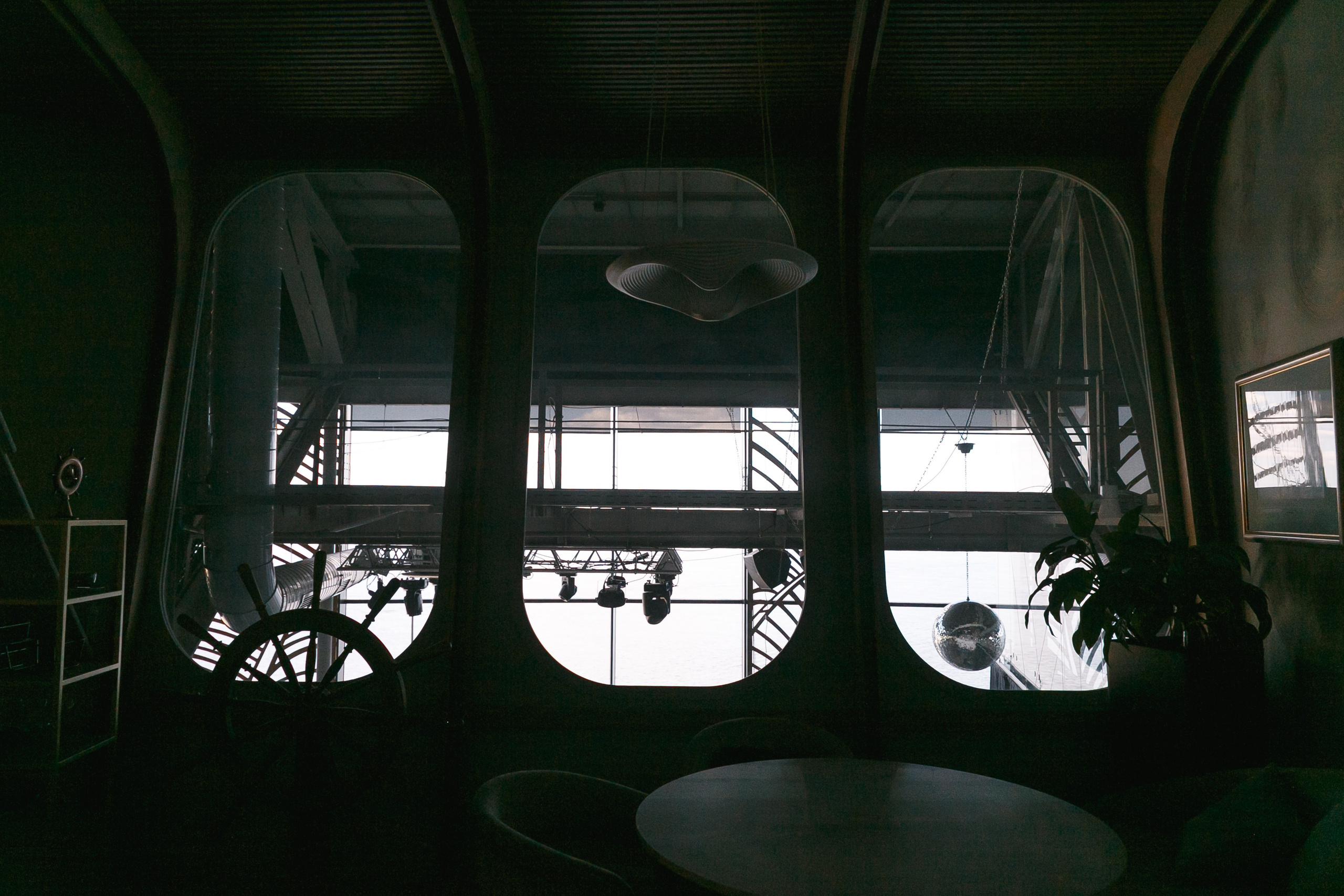 Гости украли жениха и невесту для фотографий на крыше ресторана Река. Событийный фотограф Максим Бескоровайновнов