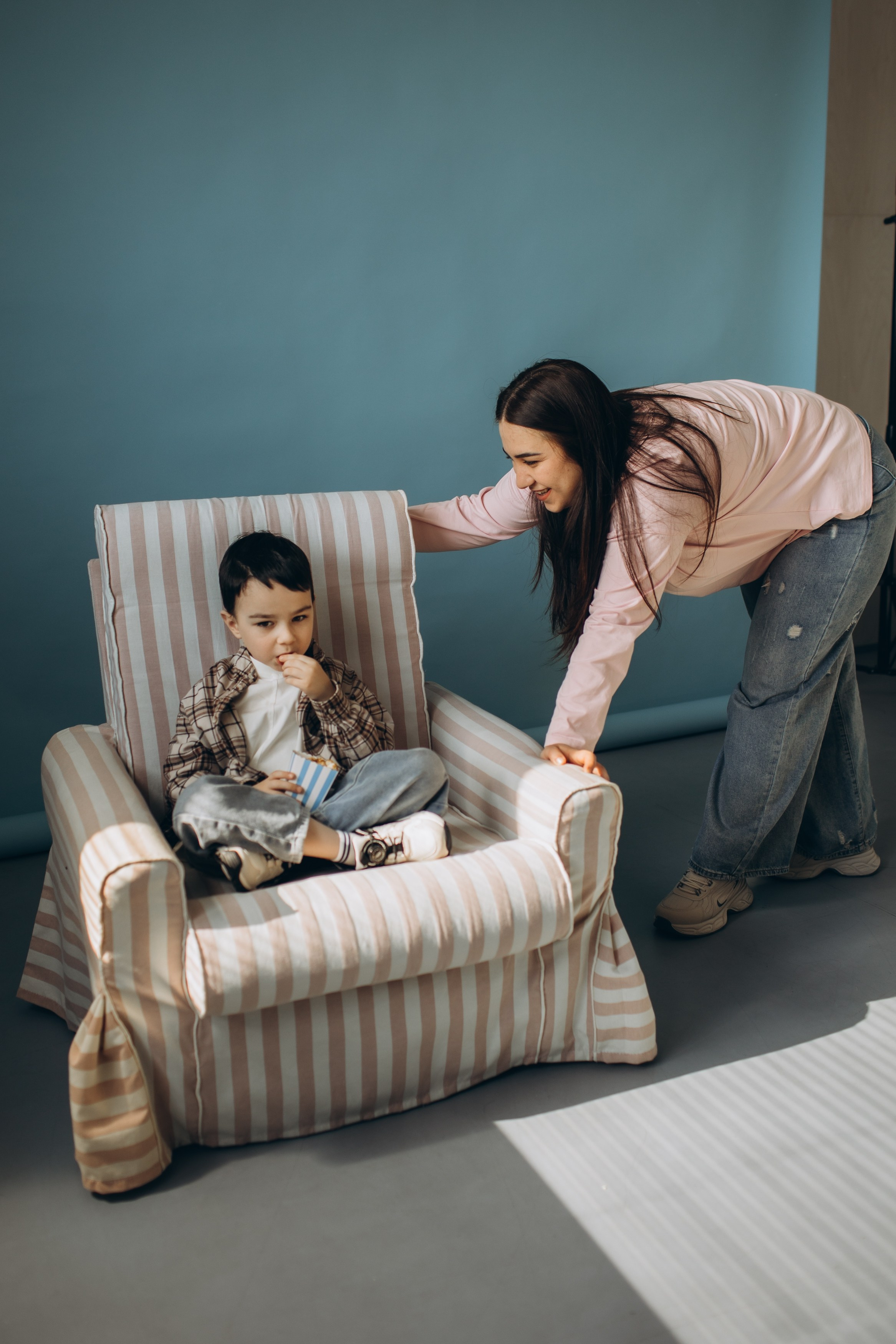 Фотосессия с попкорном фотосессия мама и сын. Фотограф Владимир Москва