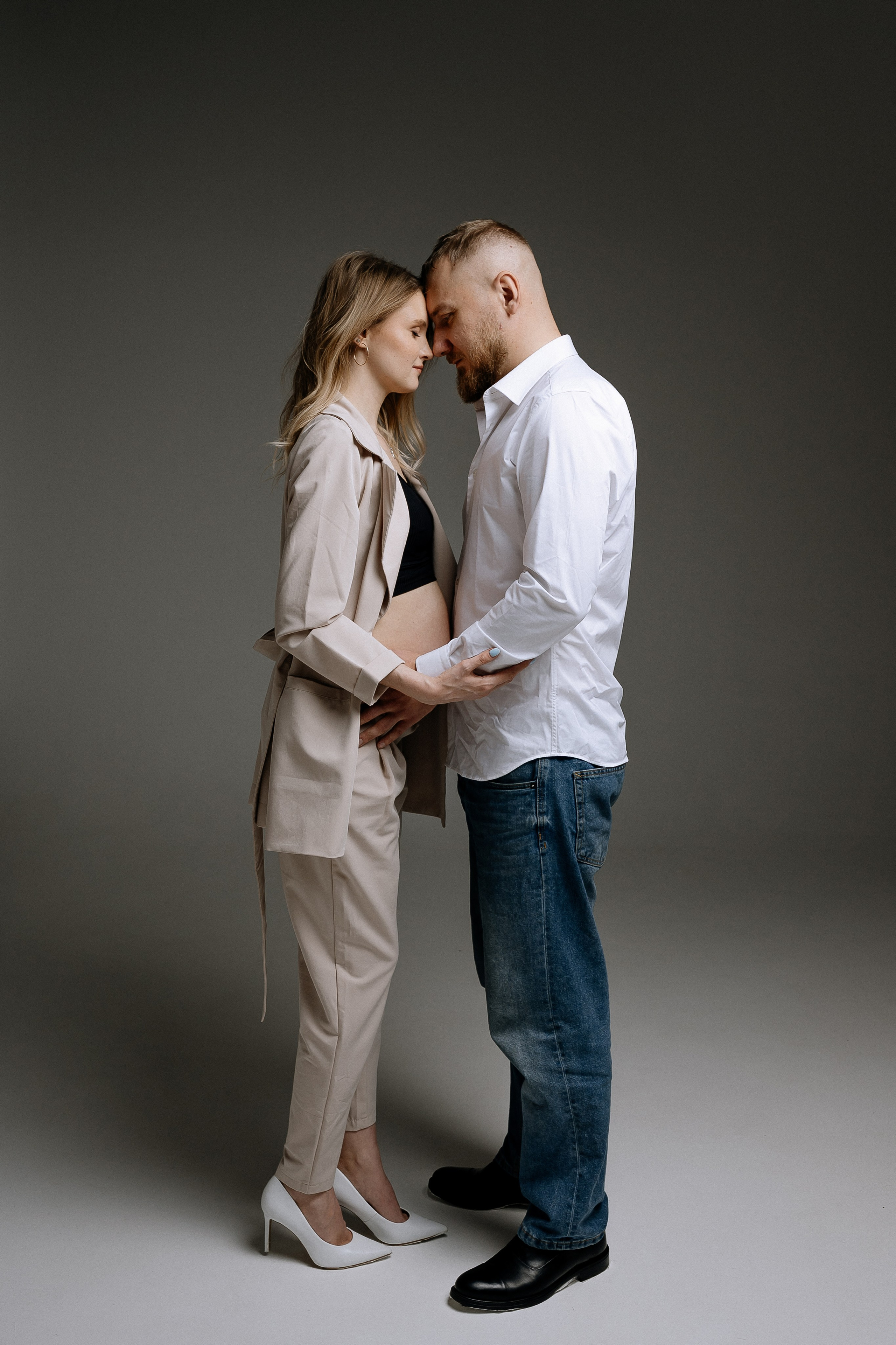 Беременная фотосессия на белой циклораме