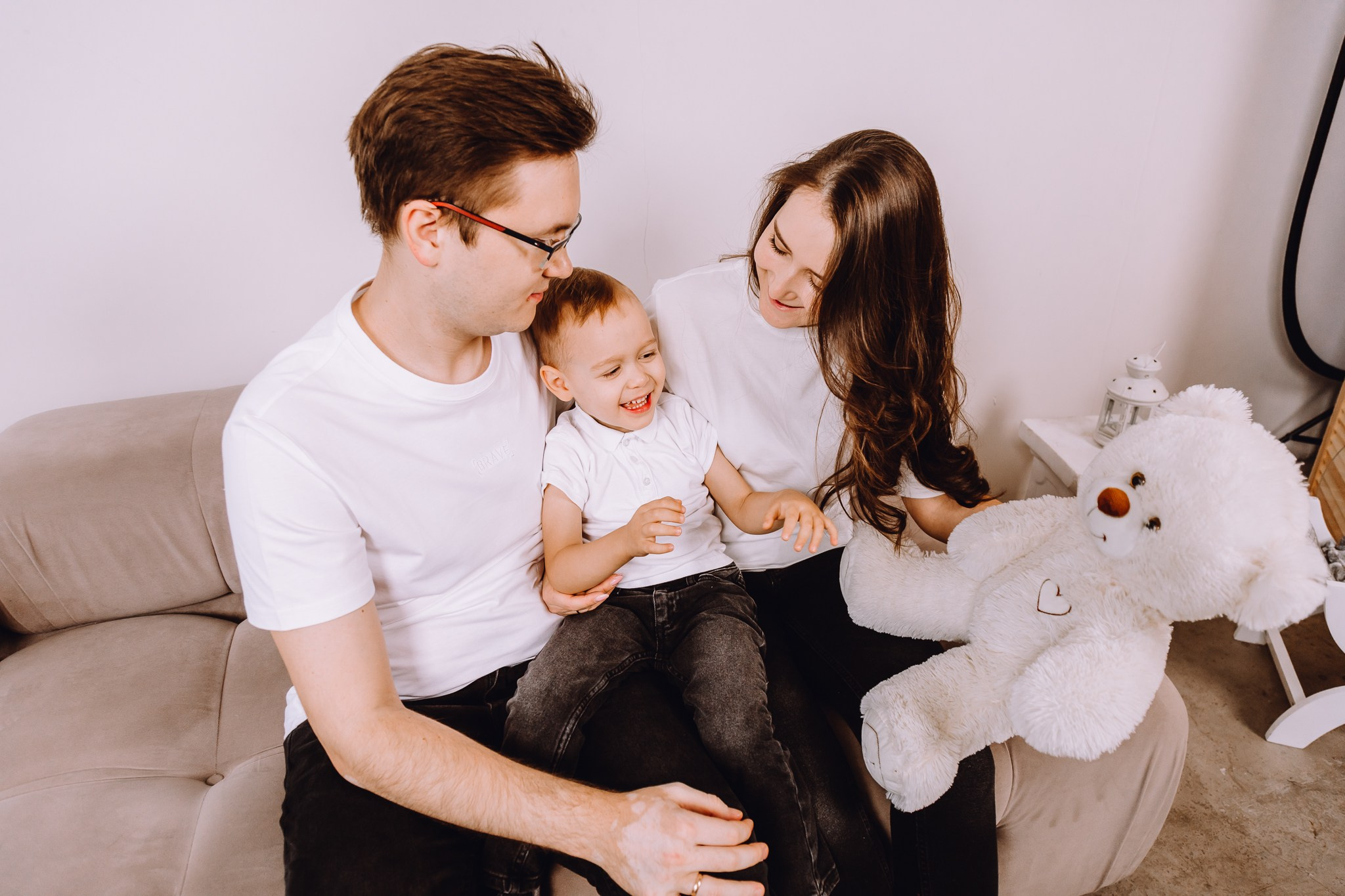 Лева и его родители 🦁. Репортажный и семейный фотограф в Москве