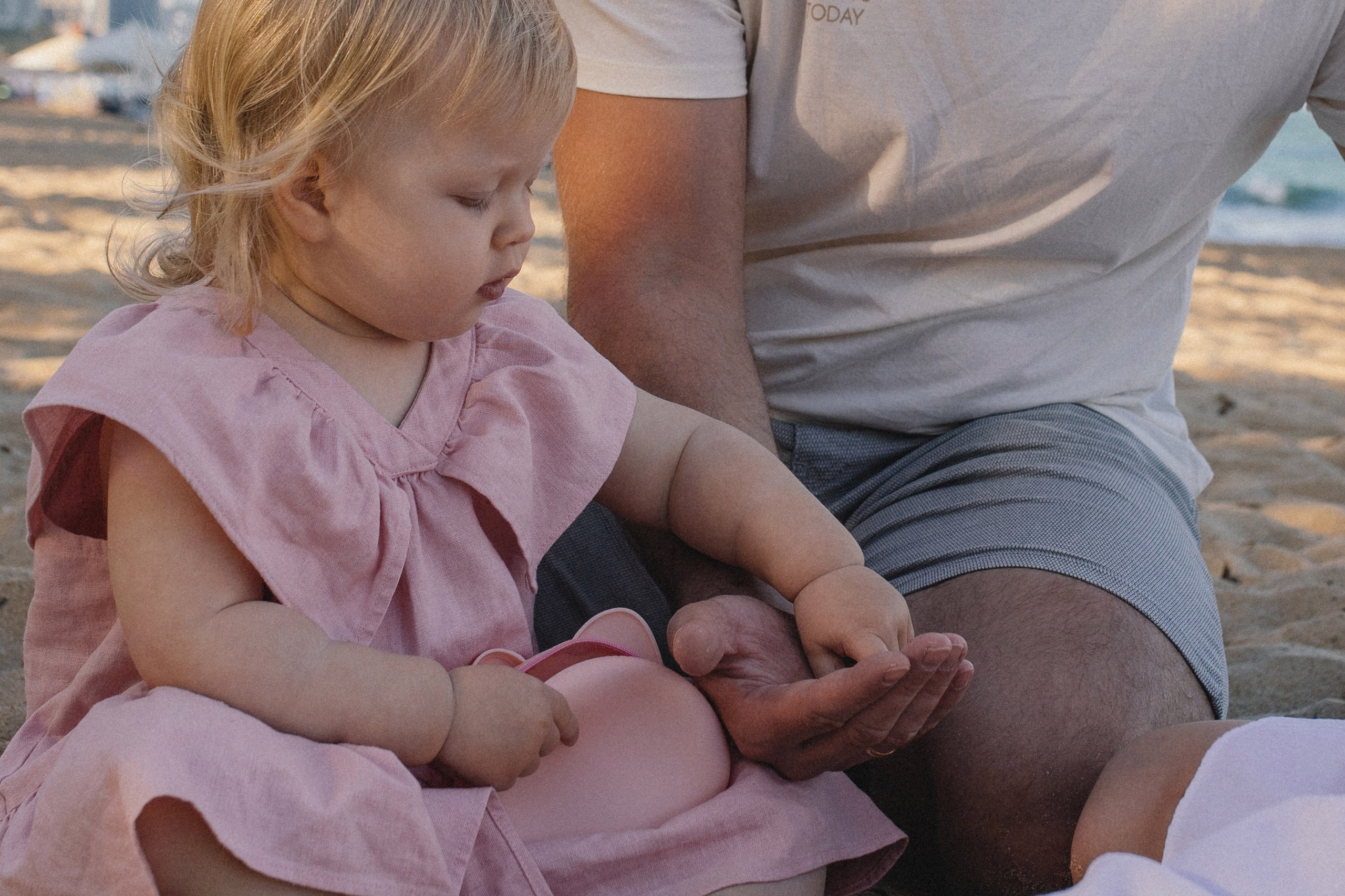 Вика и Влад с Соней на пляже. Главная
