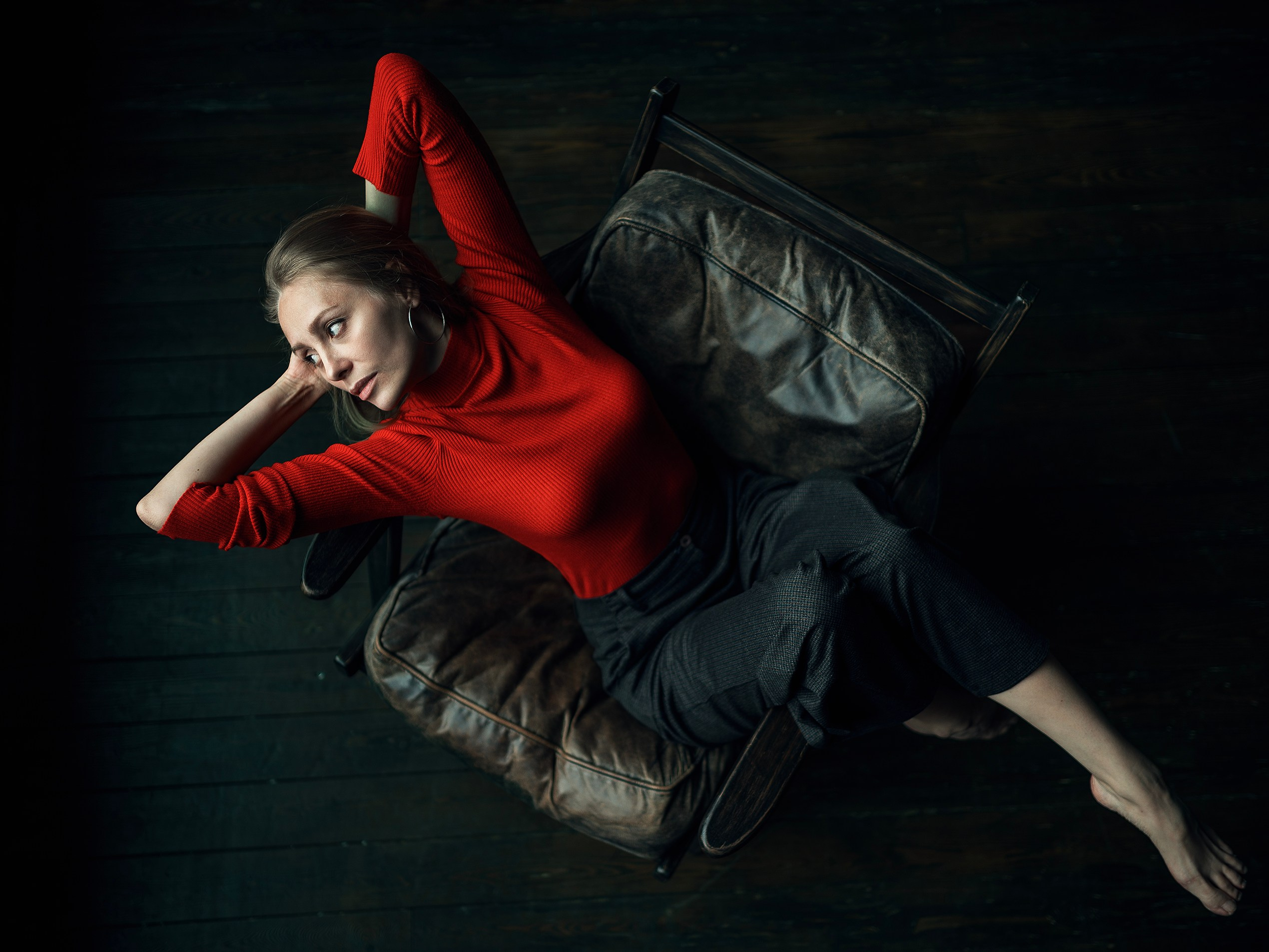 Девушка в красной водолазке в красивом интерьере 