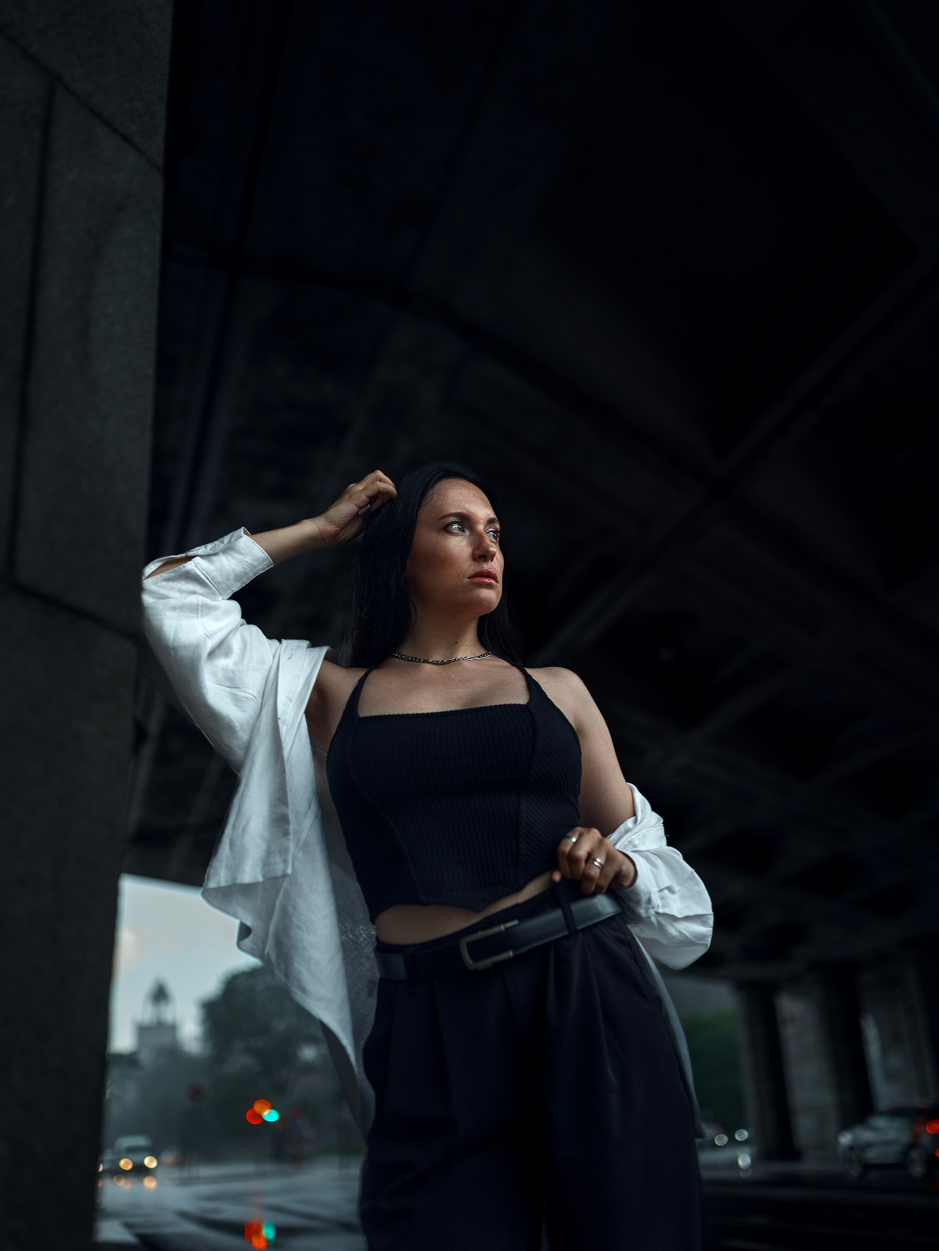 Девушка на улицах Москвы в пасмурную погоду 