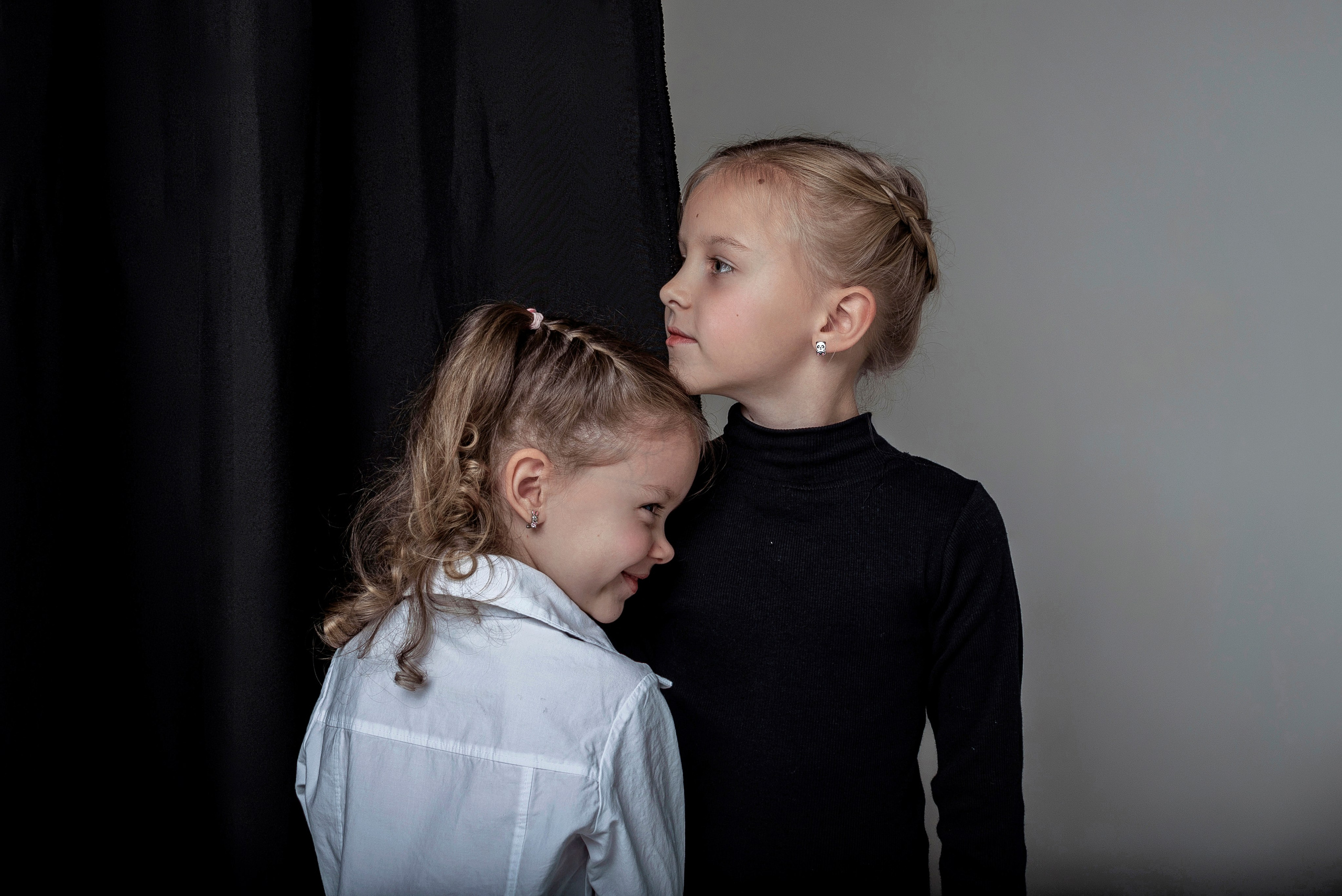 Детская фотосессия сестёр в Сочи. Детский студийный фотограф Сочи