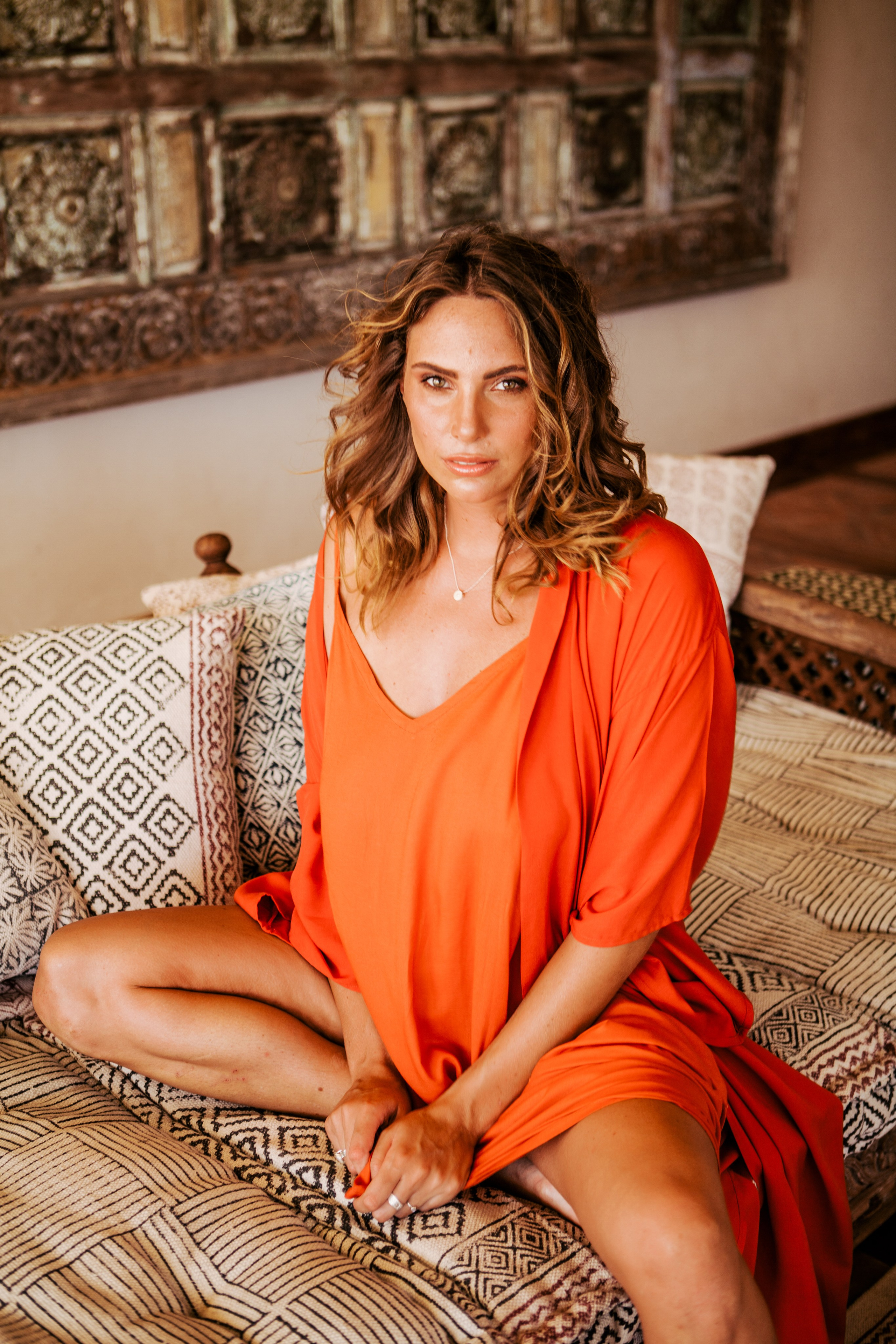 Девушка в красном платье в отеле Malabar Hill — Роскошная портретная съемка | Шри-Ланка. Фотограф на Шри-Ланке